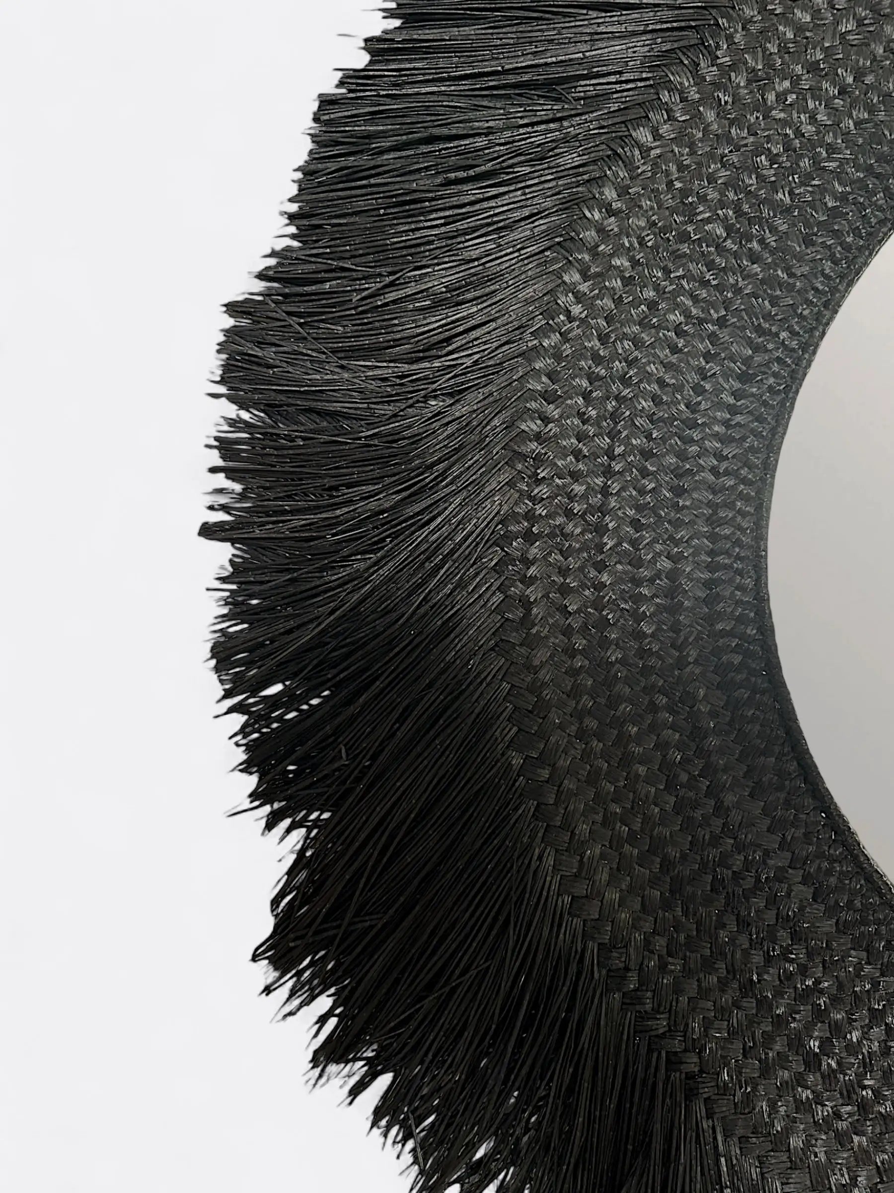 Gros plan sur le tressage en paille noire naturelle du grand miroir Hitam XL