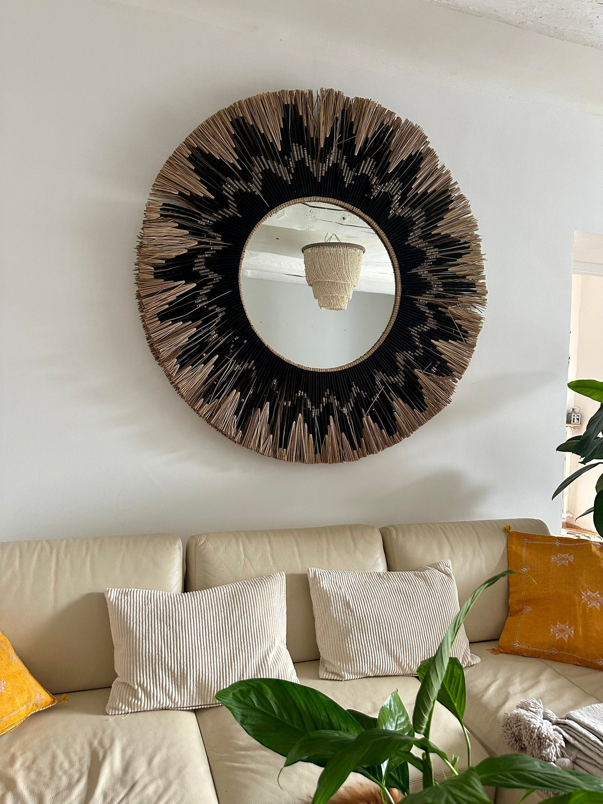 Décoration murale élégante et naturelle avec le grand miroir Rahayu en roseau