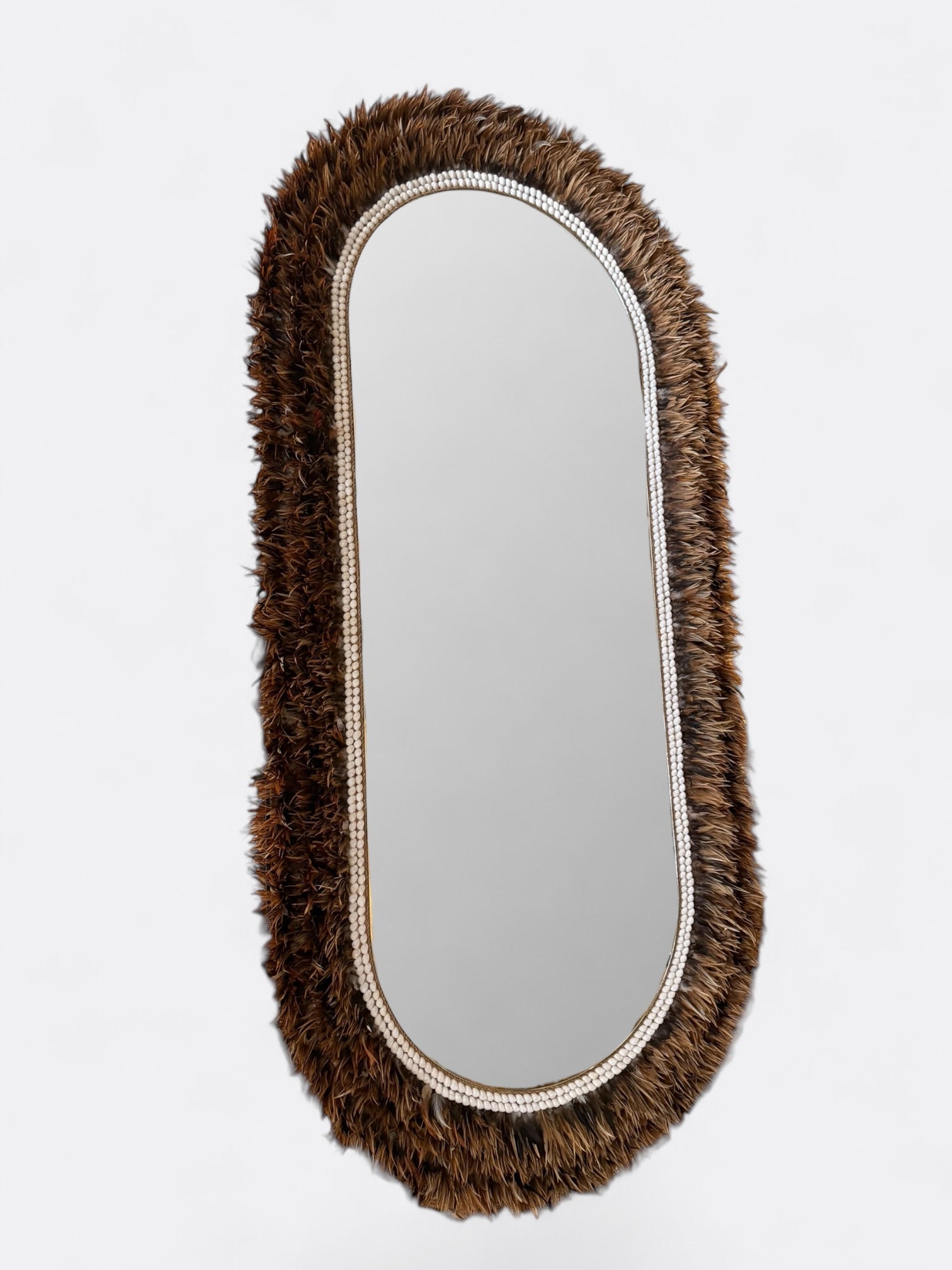 Grand miroir XXL artisanal ovale en plumes et coquillages – Peniah