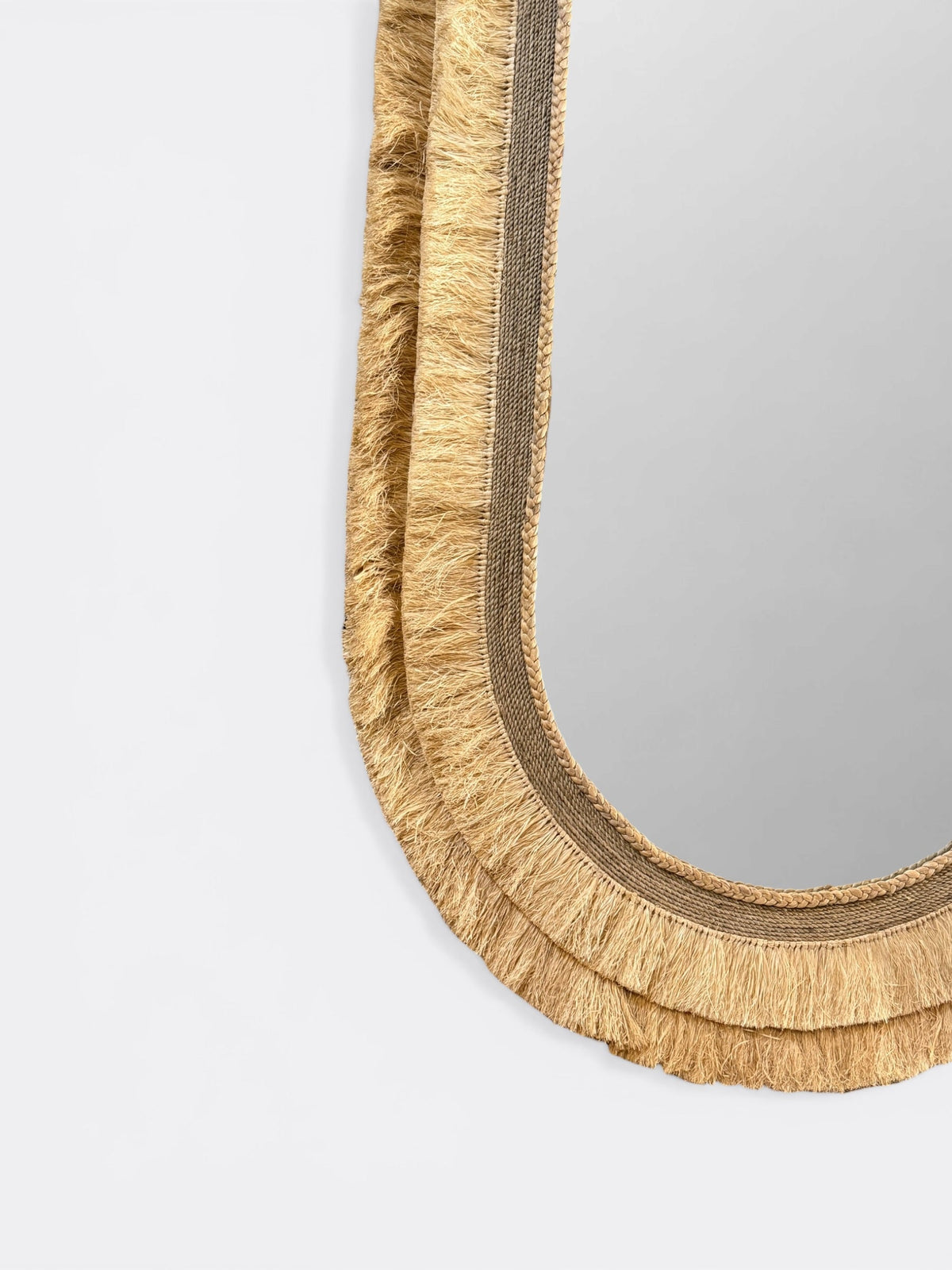 Détail du tressage artisanal en raphia naturel du miroir XXL ovale Lyat