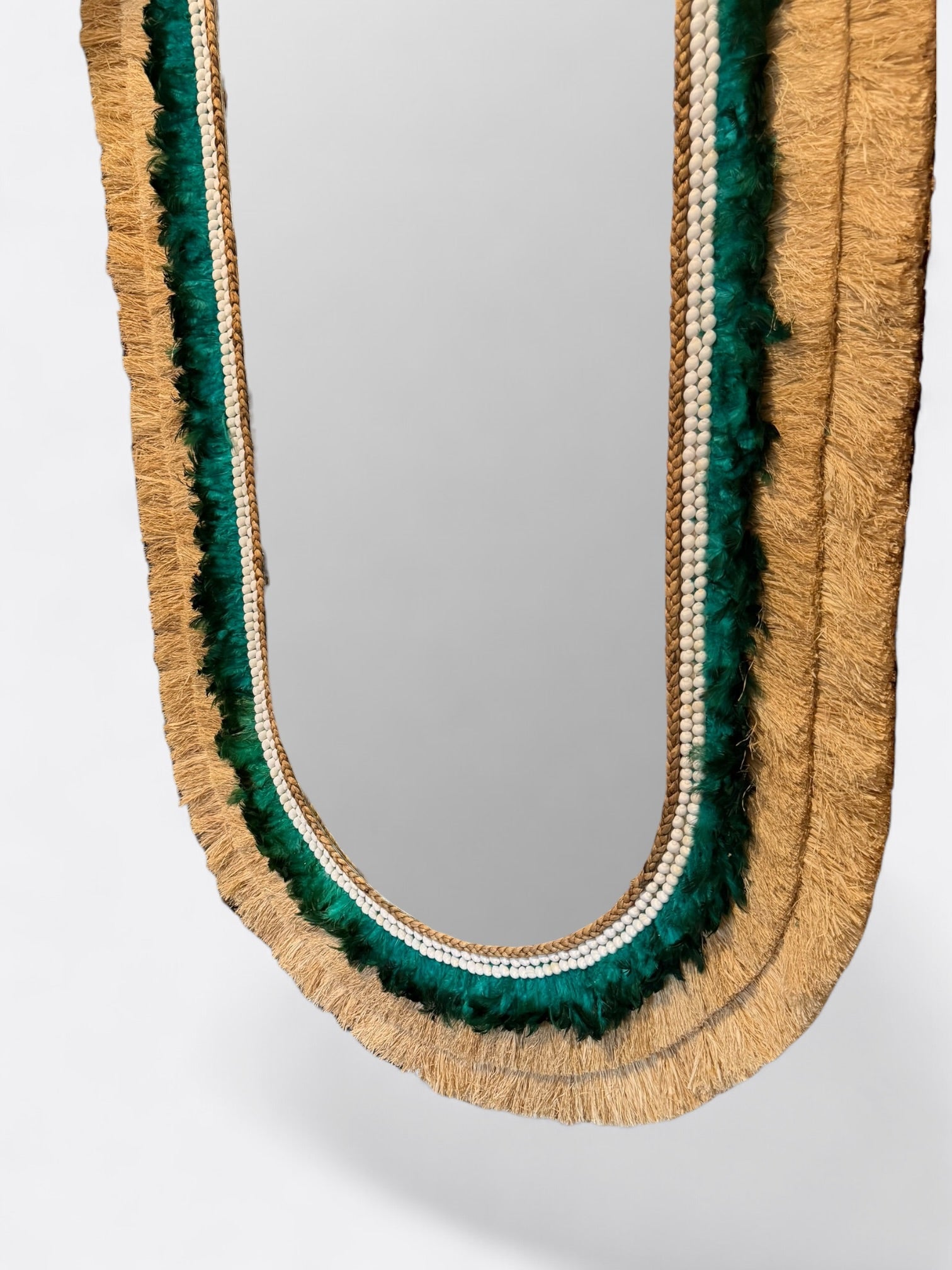 Miroir mural grand format Tahia : design ovale artisanal avec plumes, raphia et coquillages de Bali