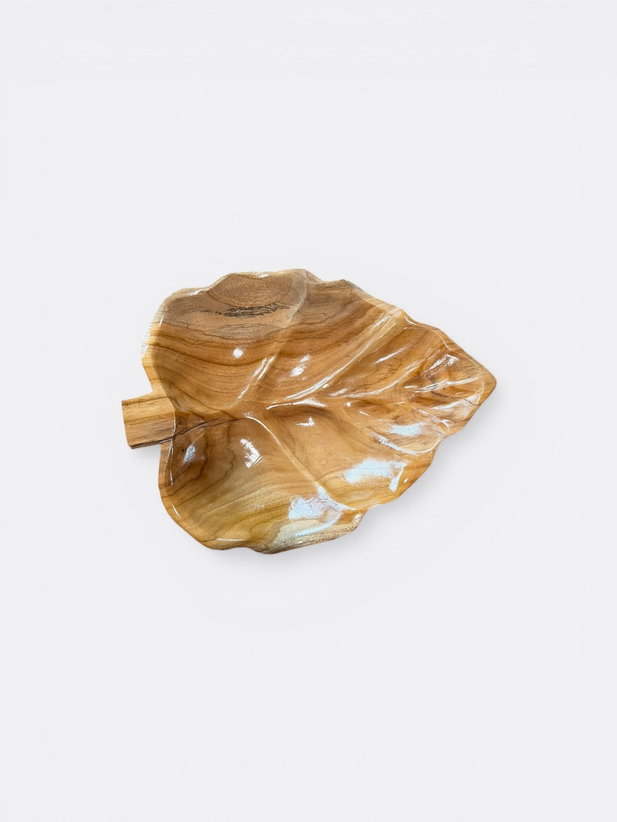 Grande coupe en bois de teck en forme de feuille, vue de face