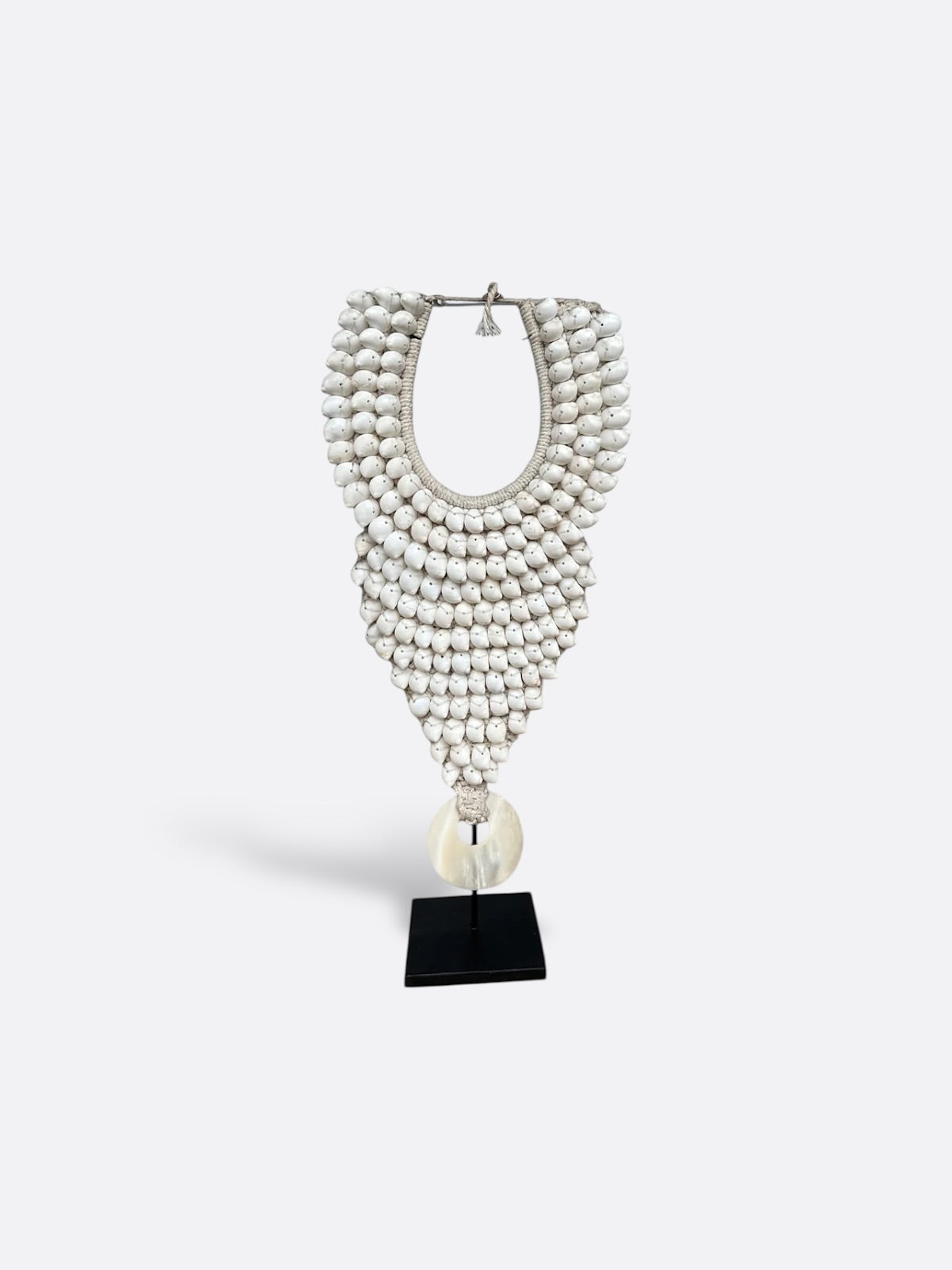 Collier balinais en coquillages blancs sur socle en métal – Sadju