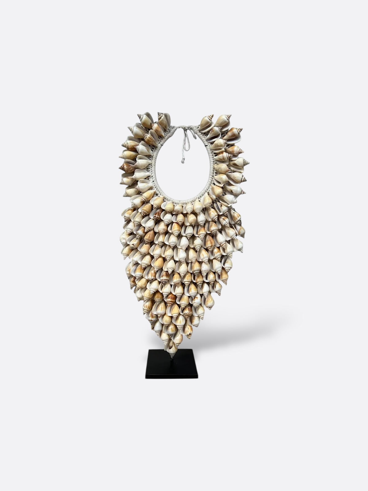 Collier en coquillages cônes snails marins sur socle métal – Made