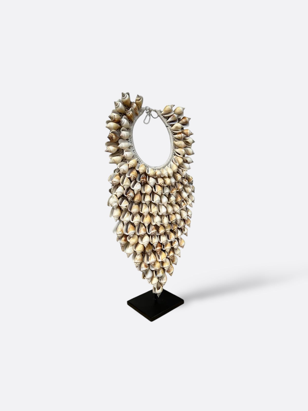 Collier en coquillages cônes snails marins sur socle métal – Made