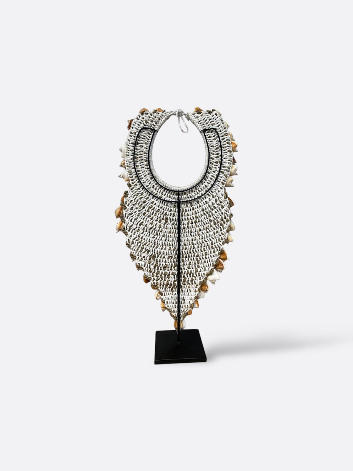 Collier en coquillages cônes snails marins sur socle métal – Made