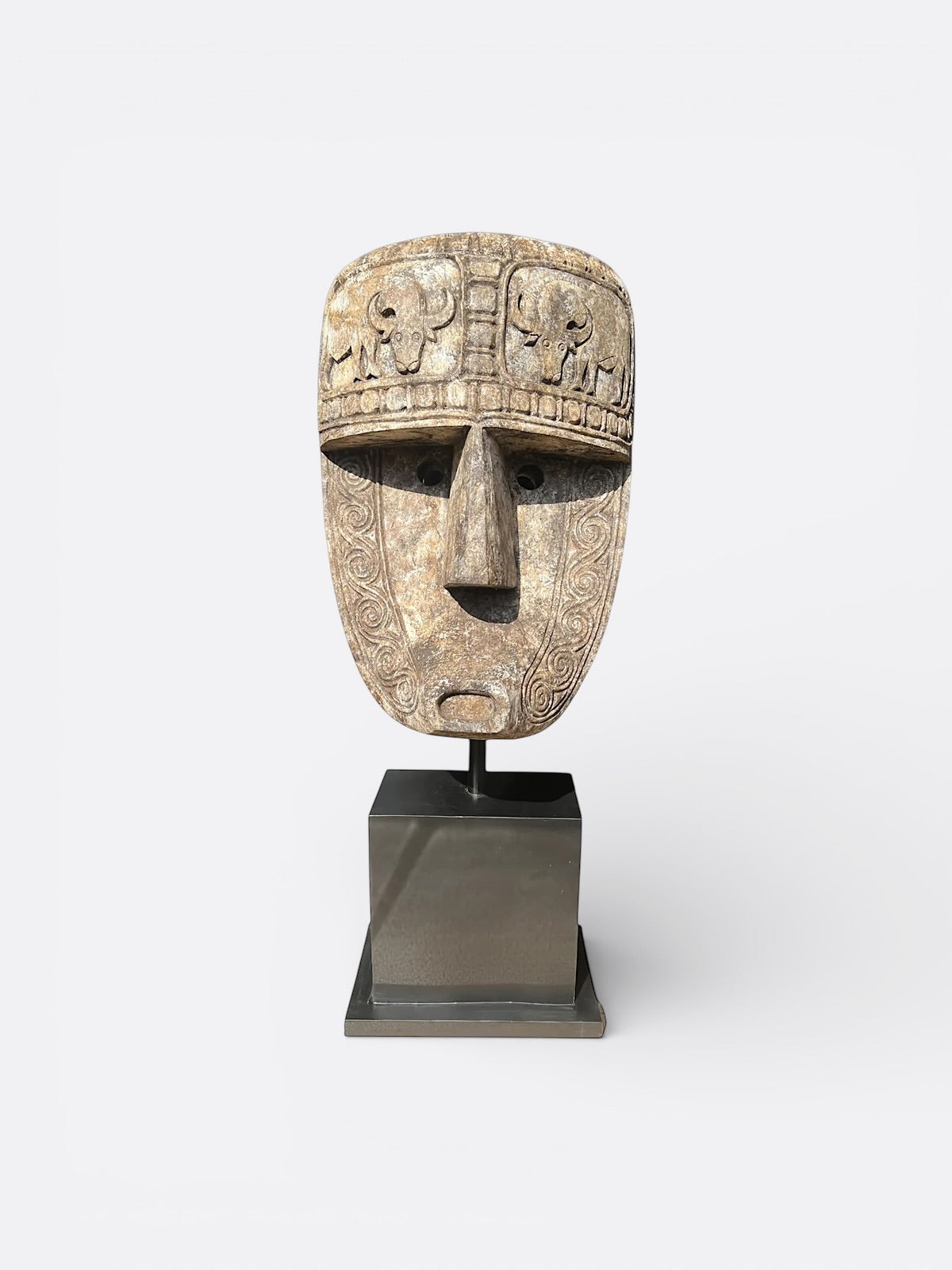 Sculpture XXL en bois de Suar représentant un visage primitif avec gravures de buffles