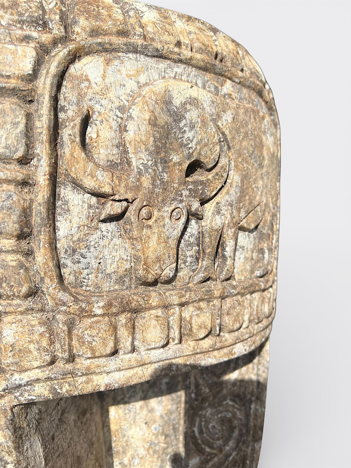 Grande sculpture artisanale en bois de Suar – MR.XXL