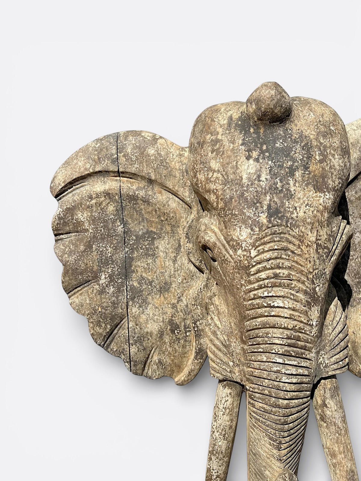 Détail du veinage du bois sur la sculpture Gajah XXL