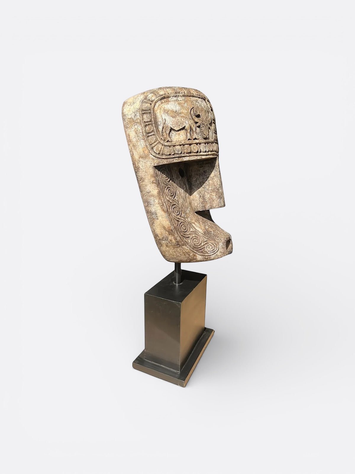 Visage primitif sculpté à la main en bois de Suar à Bali, posé sur piédestal en métal