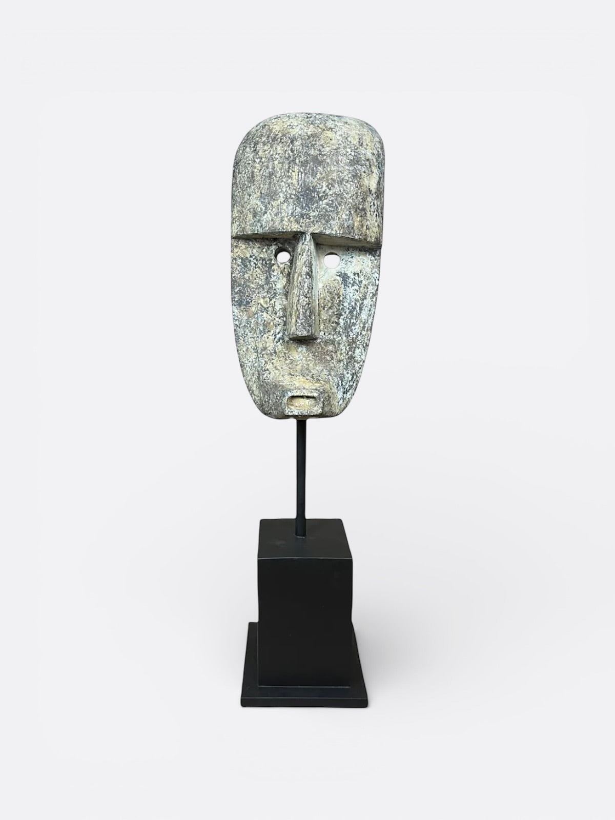 Sculpture tribale Agung XL représentant un visage inspiré du Timor, montée sur socle en métal