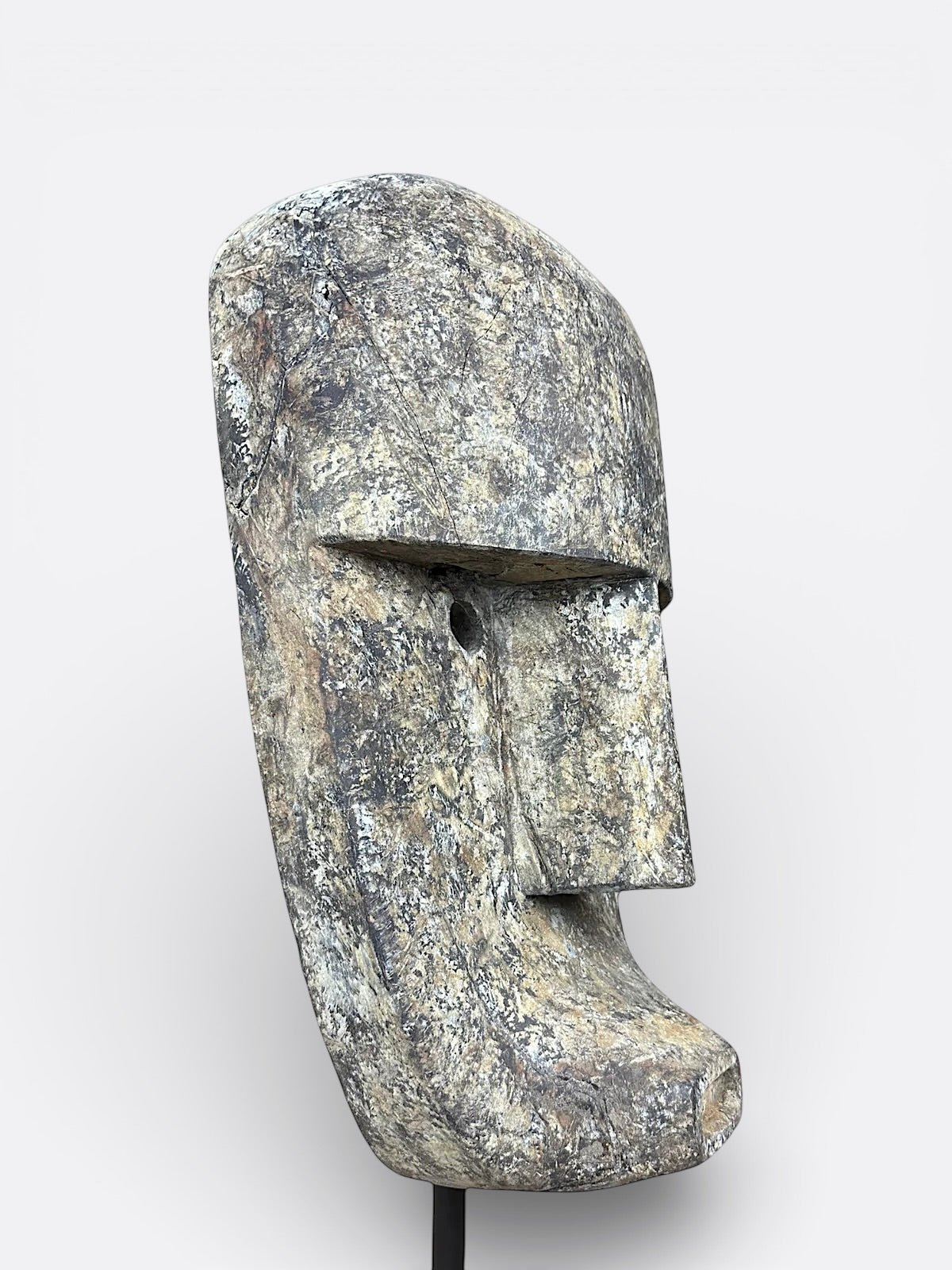 Détail du socle en métal de la sculpture tribale Agung XL