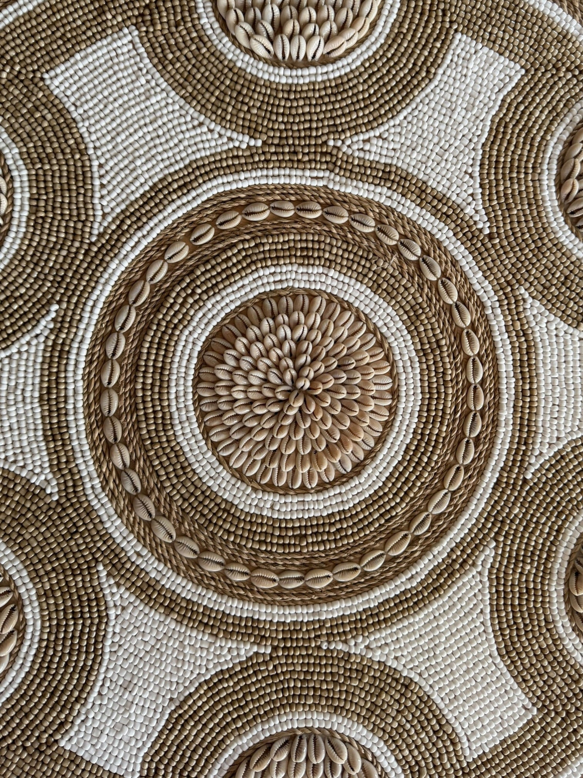 Juju en perles brodées, coquillages & raphia – Luma