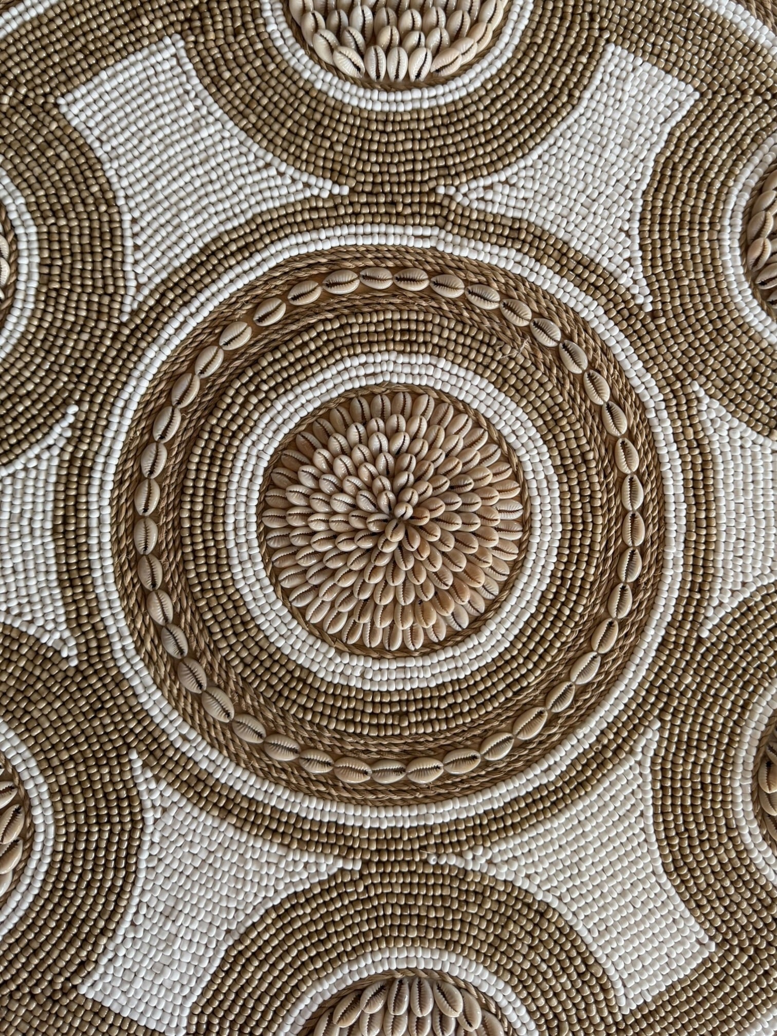 Juju en perles brodées, coquillages & raphia – Luma