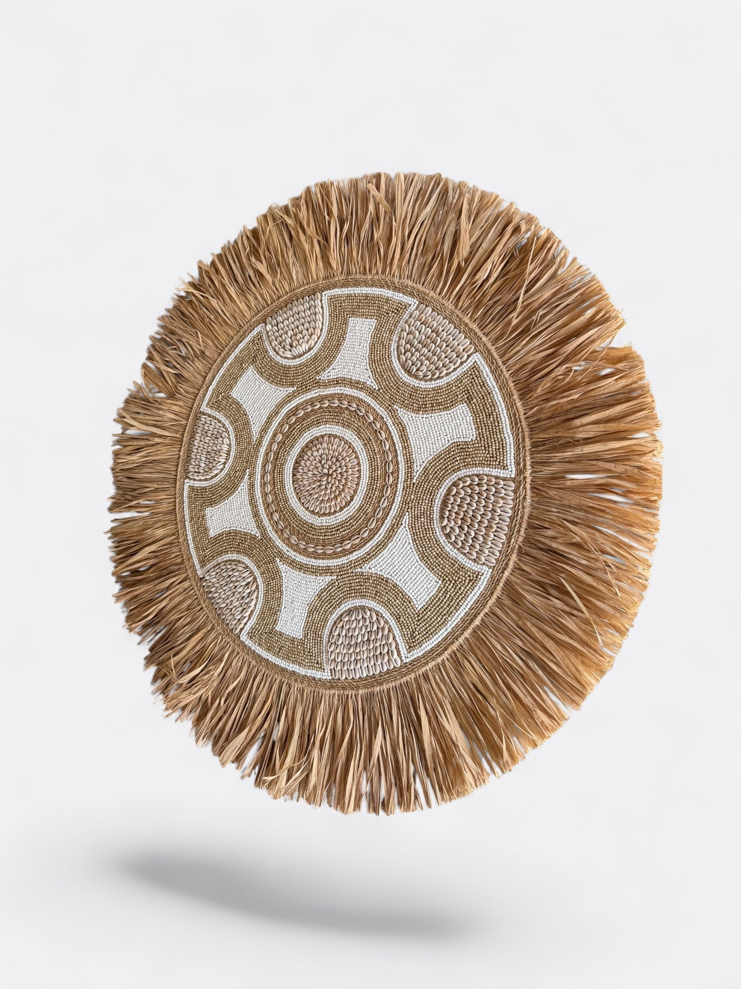 Juju en perles brodées, coquillages & raphia – Luma