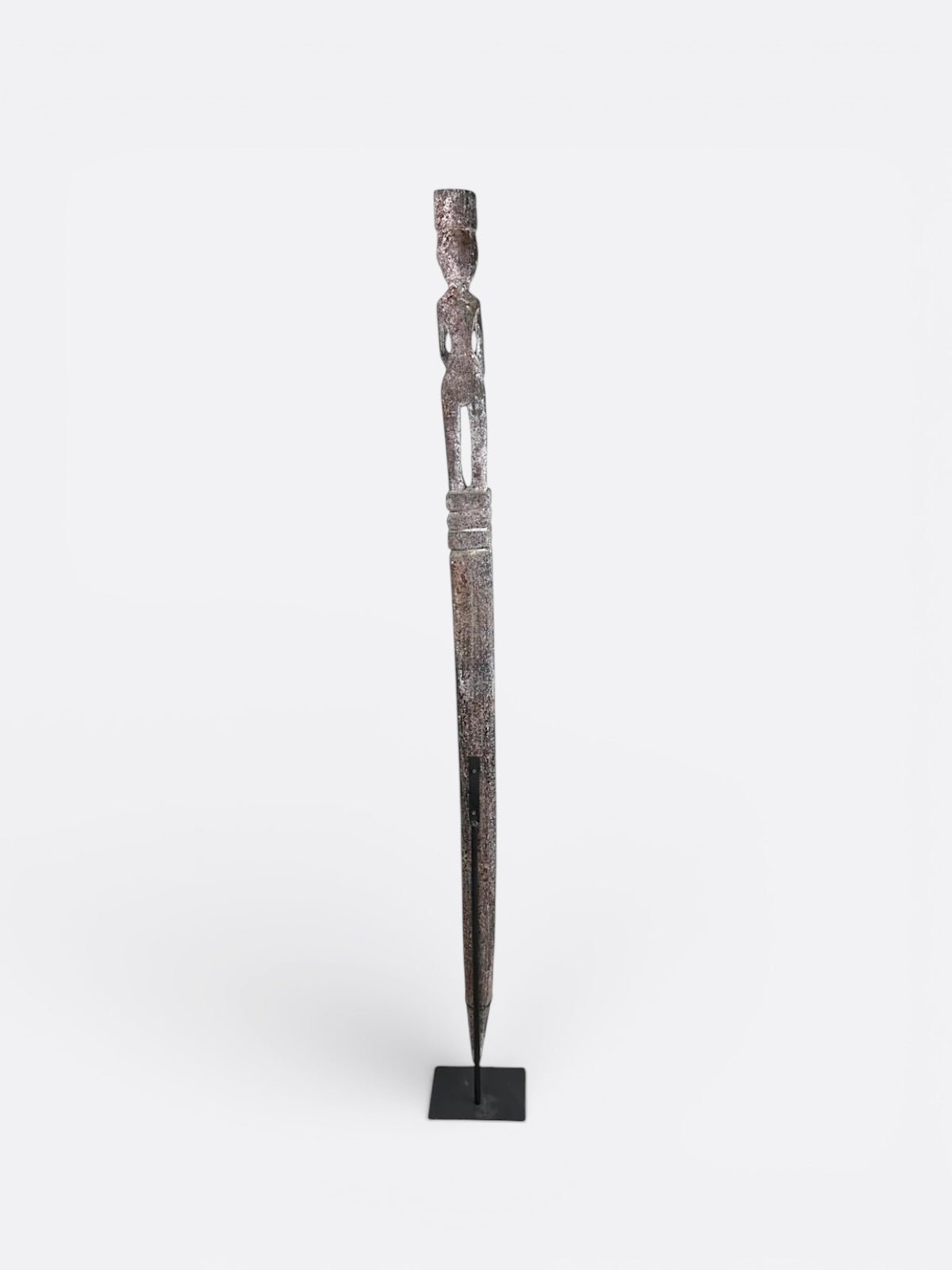 Totem Kepala Datar dans un intérieur bohème