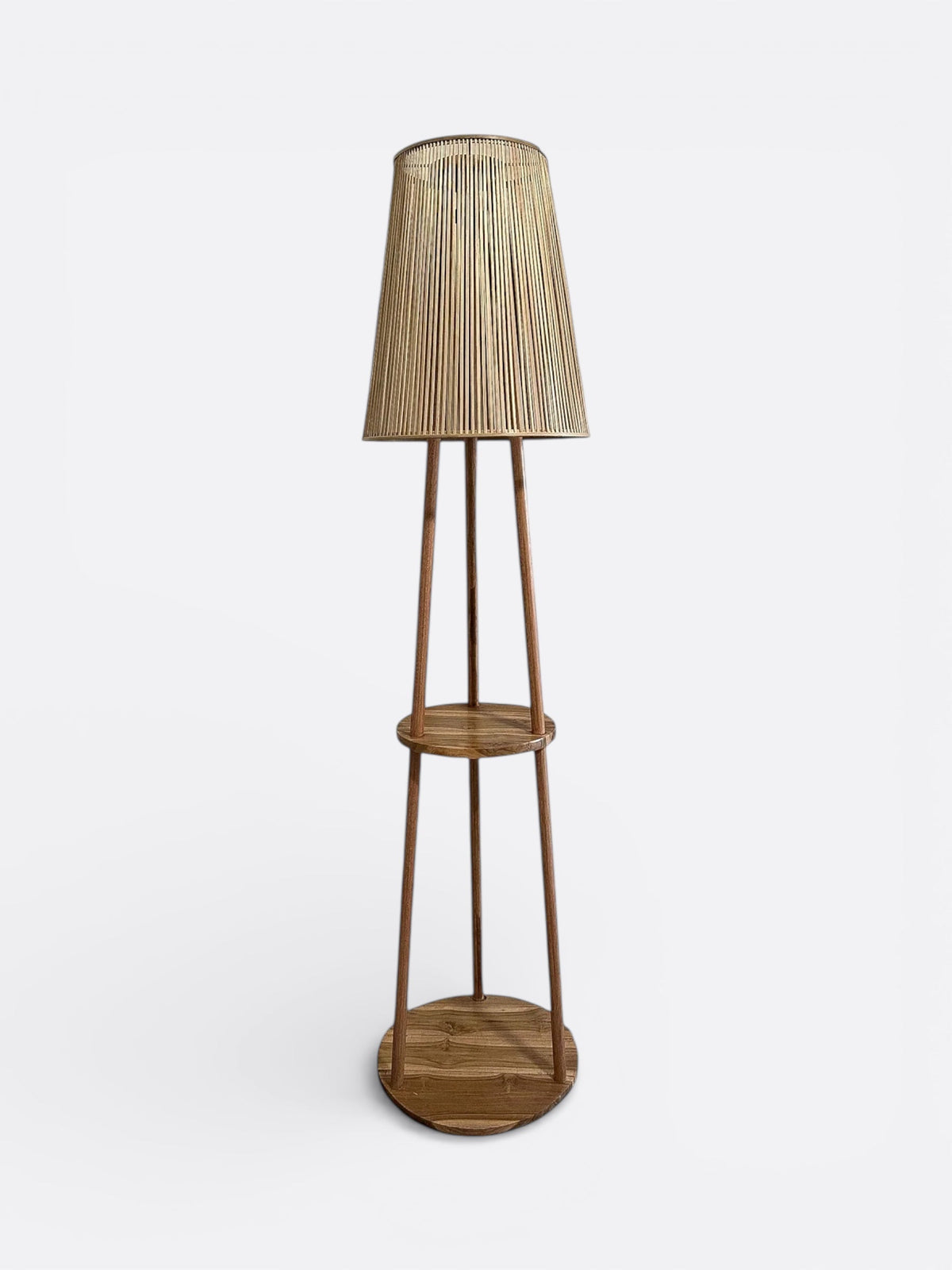 Lampe à pied Jati en teck massif sculpté à la main