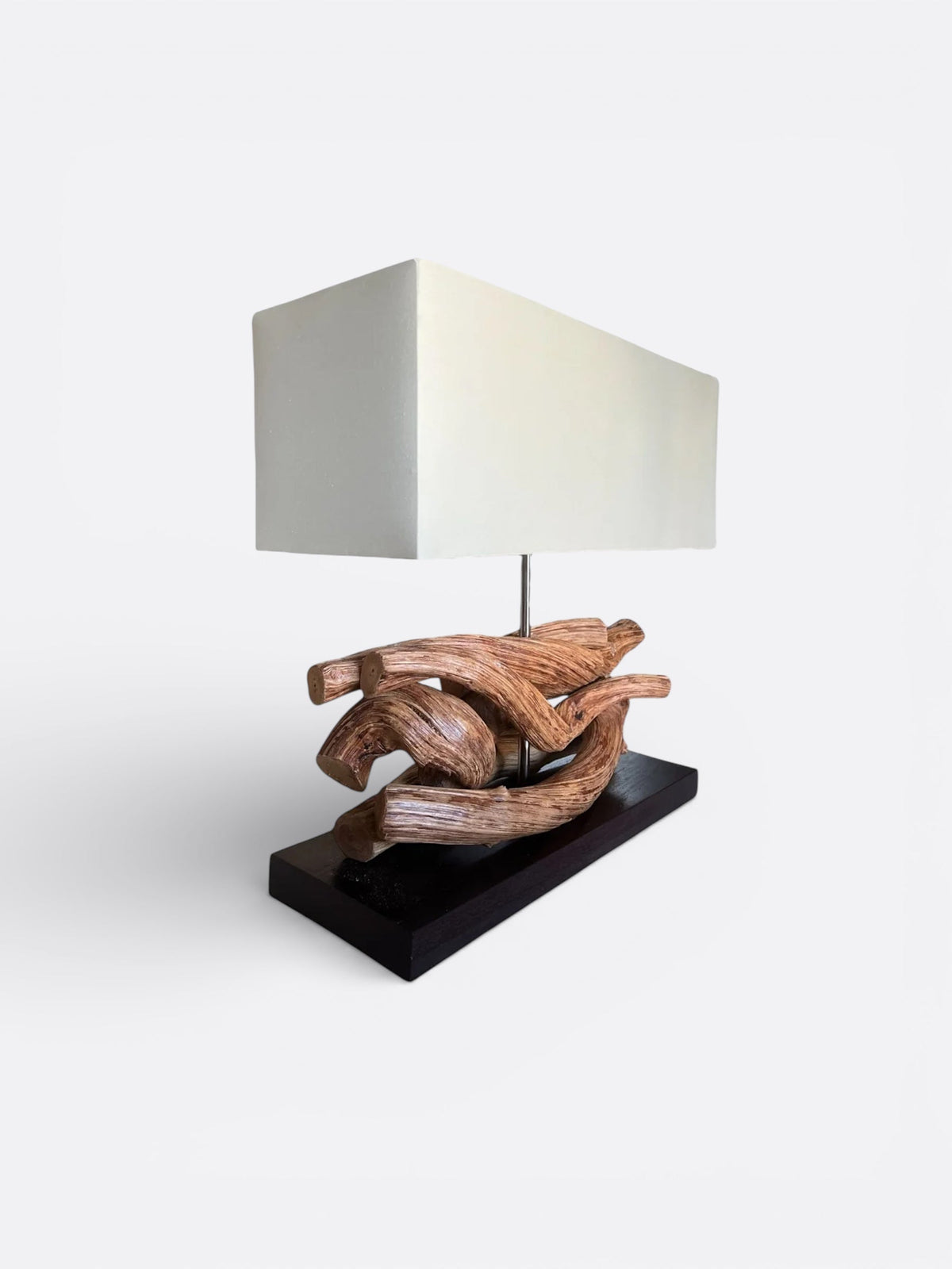 Lampe en liane naturelle de Bali apportant chaleur à une décoration intérieure