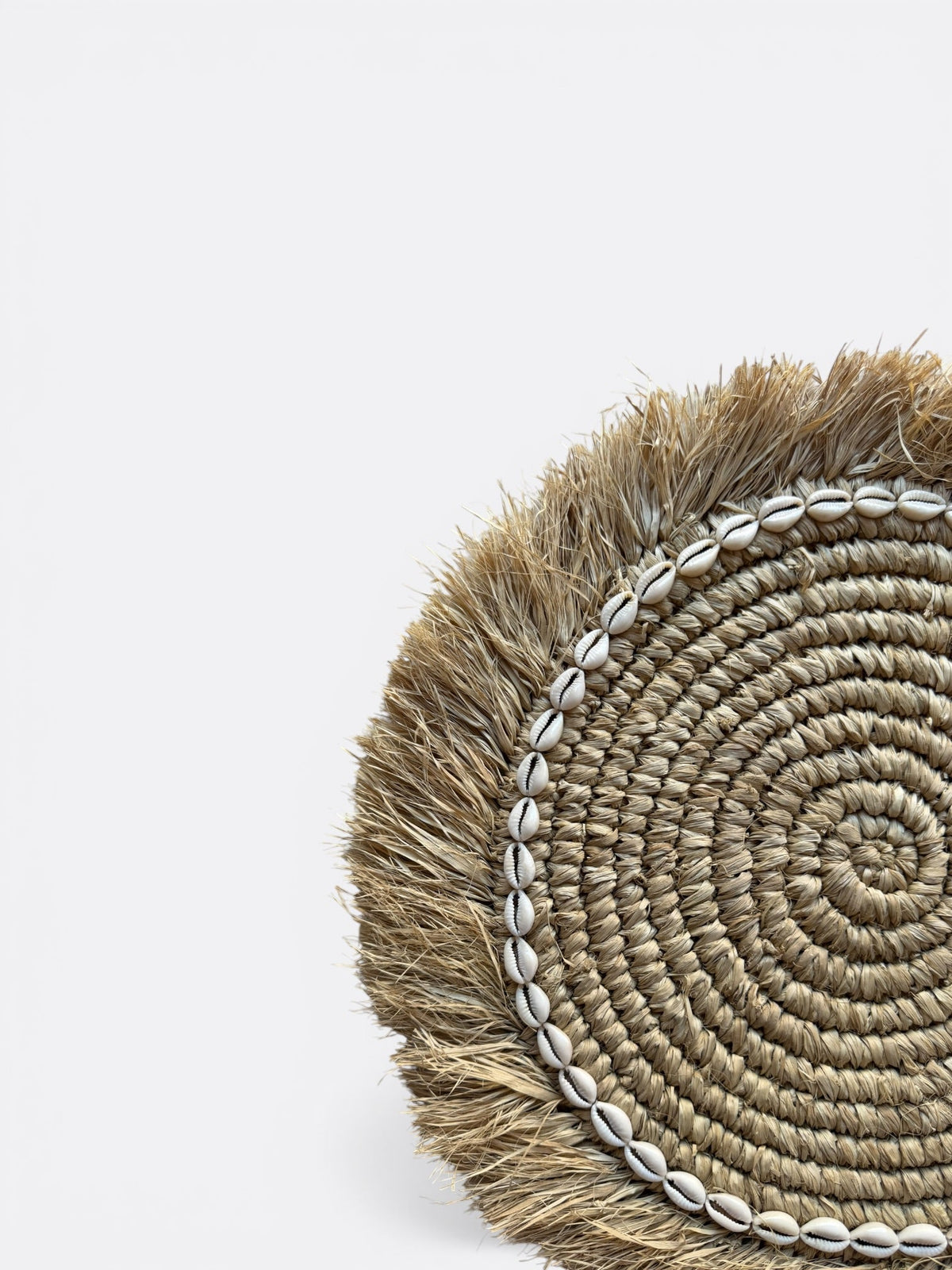 Détail du tressage en raphia et des coquillages