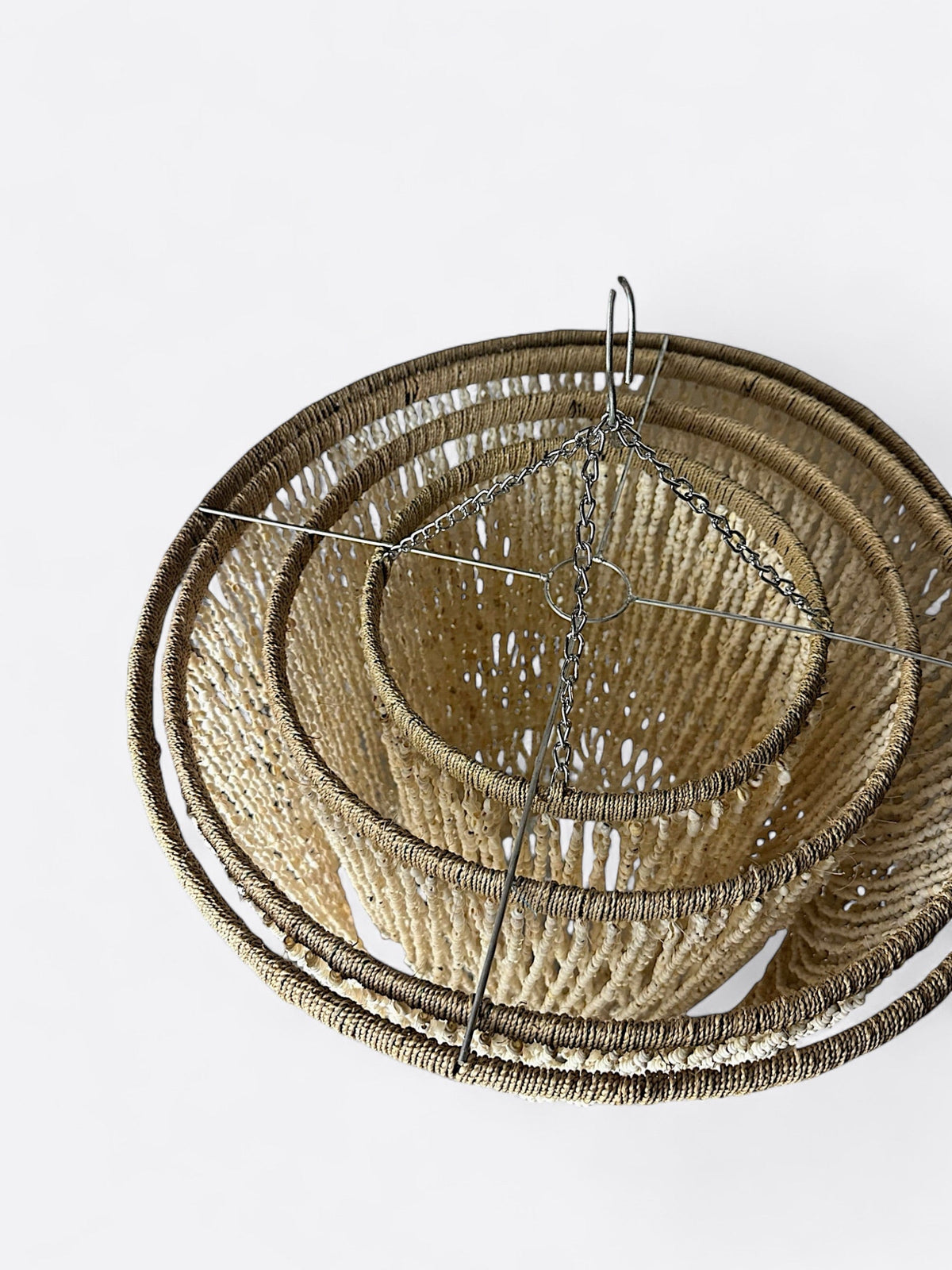 Détail du tressage de macramé du lustre Ariel