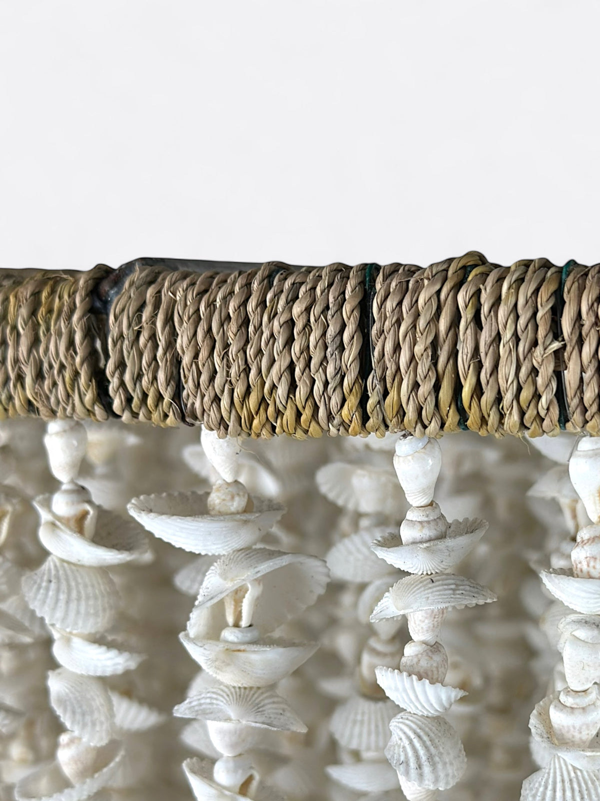 Gros plan sur l'assemblage artisanal du lustre Cokoha