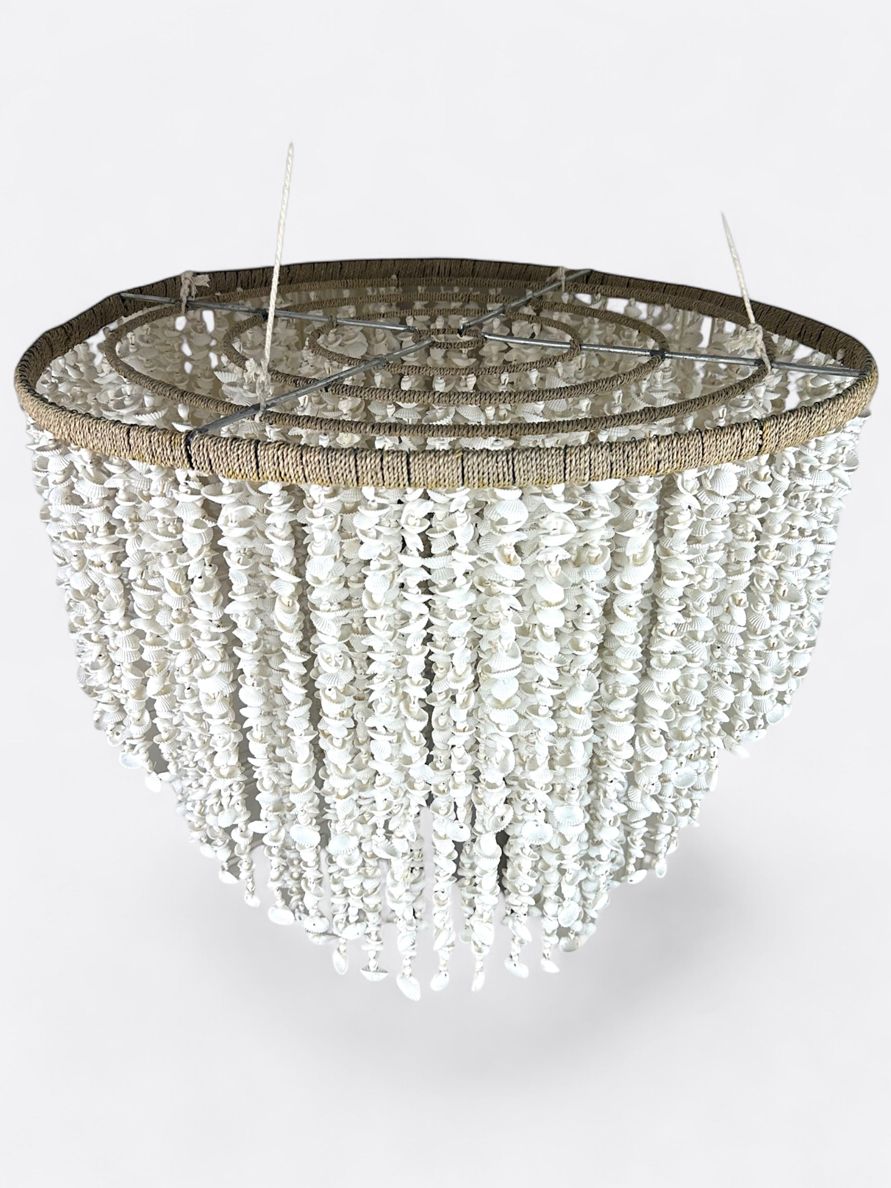 Lustre Cokoha suspendu dans un salon bohème