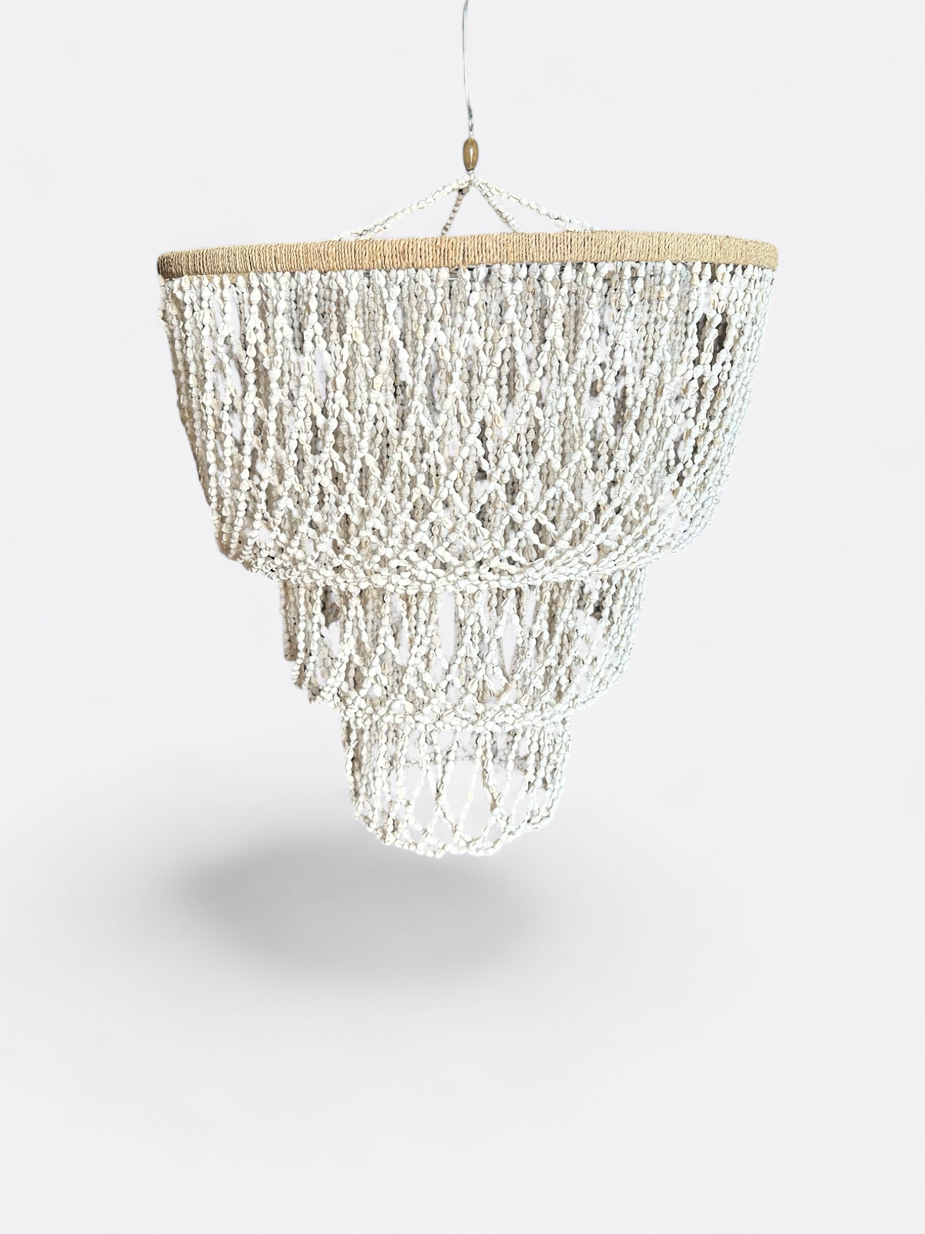 Lustre artisanal balinais en coquillages fait main à Bali pour décoration intérieure