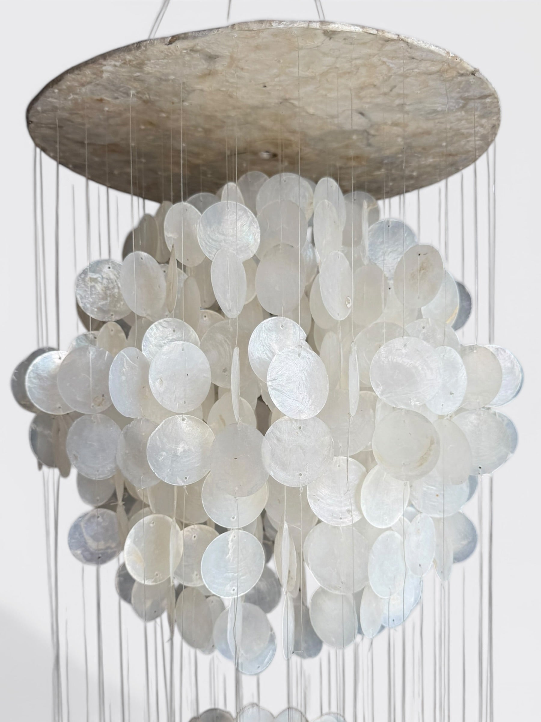 Lustre Ayat suspendu dans un salon spacieux