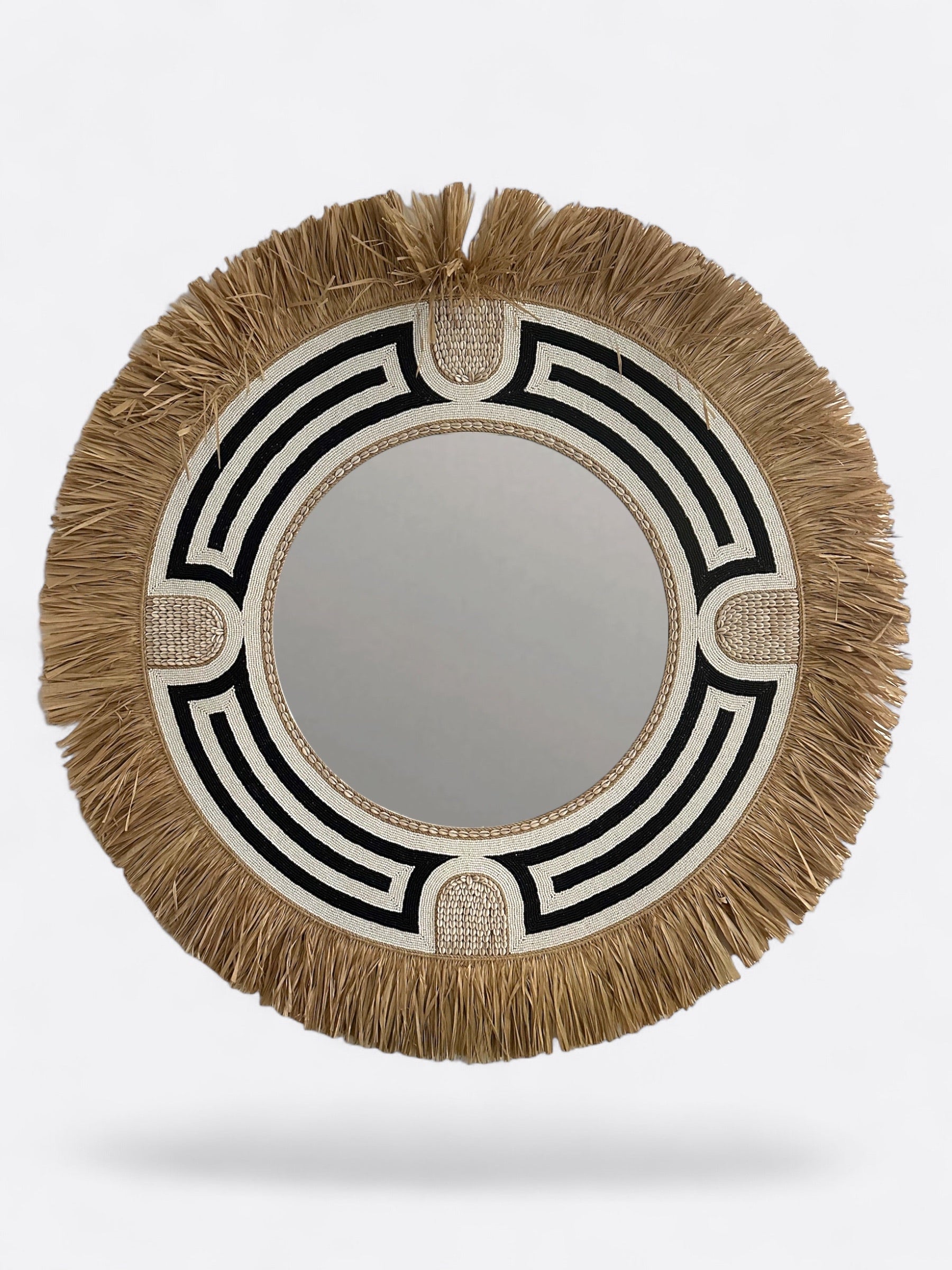 Grand miroir rond mural en perles noires avec coquillages et raphia, fait main à Bali
