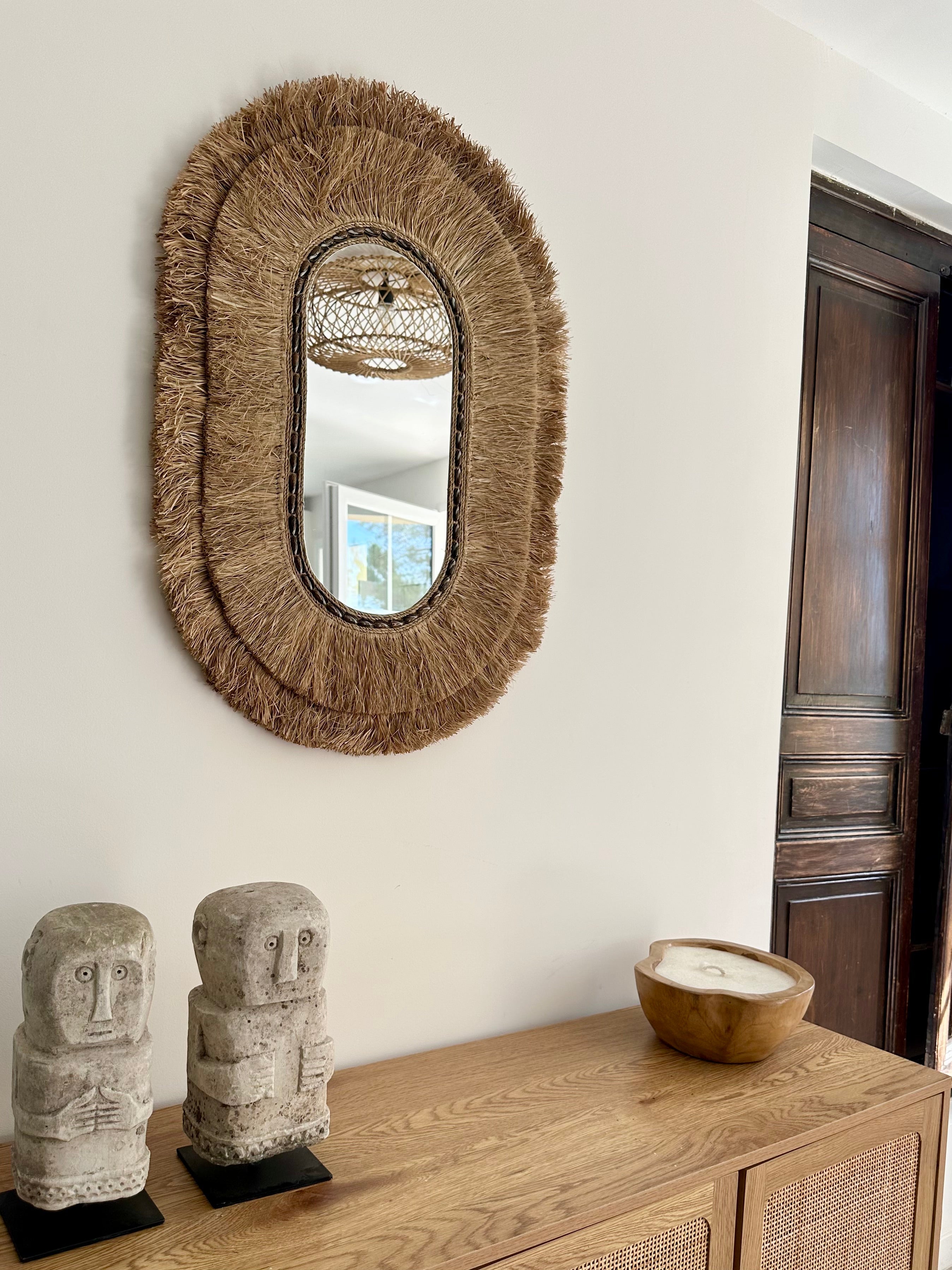 Ambiance intérieure wabi-sabi et esprit vacances avec le miroir artisanal Dayut