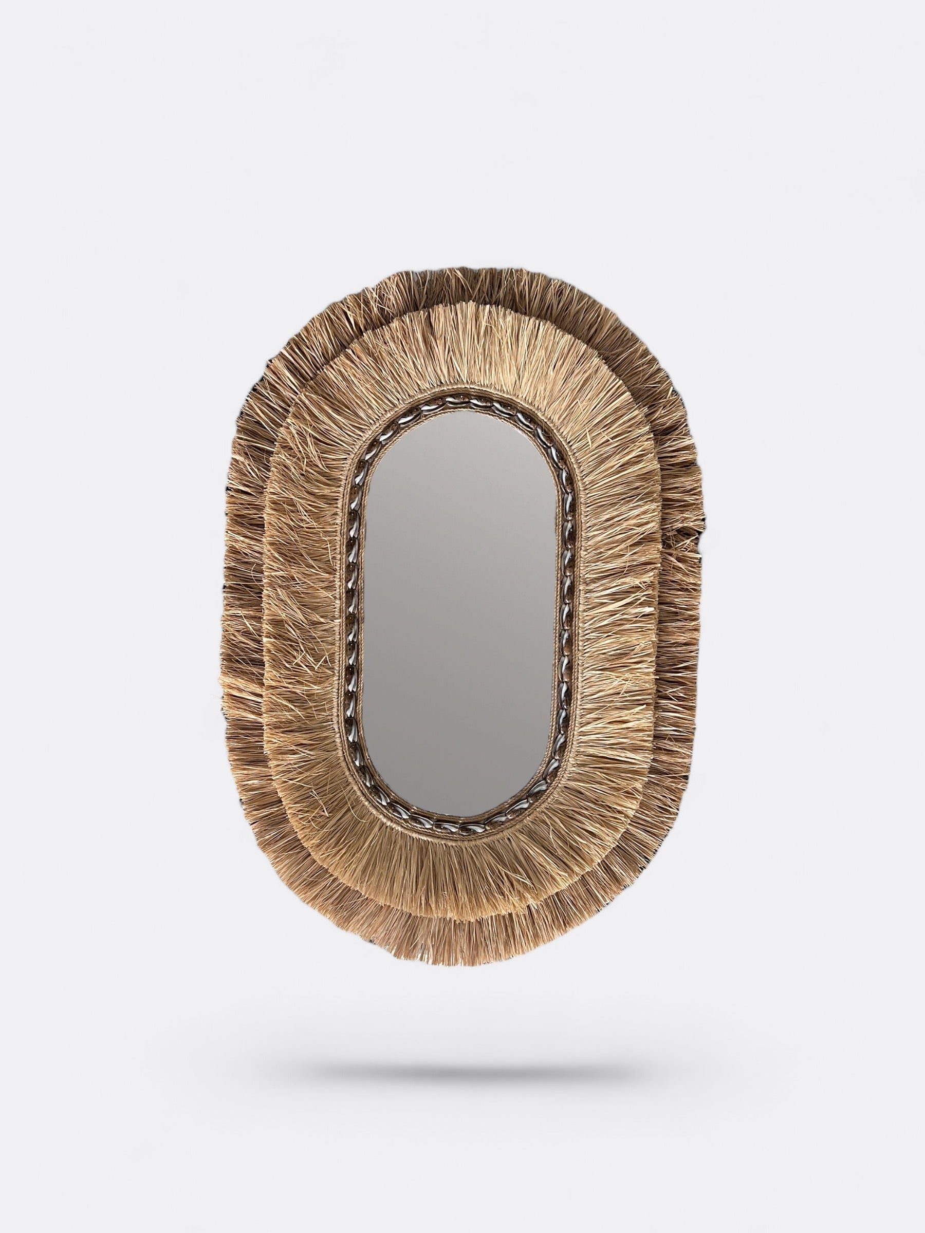 Miroir ovale artisanal Dayut en raphia et coquillages naturels - Décoration bohème chic Cokoha