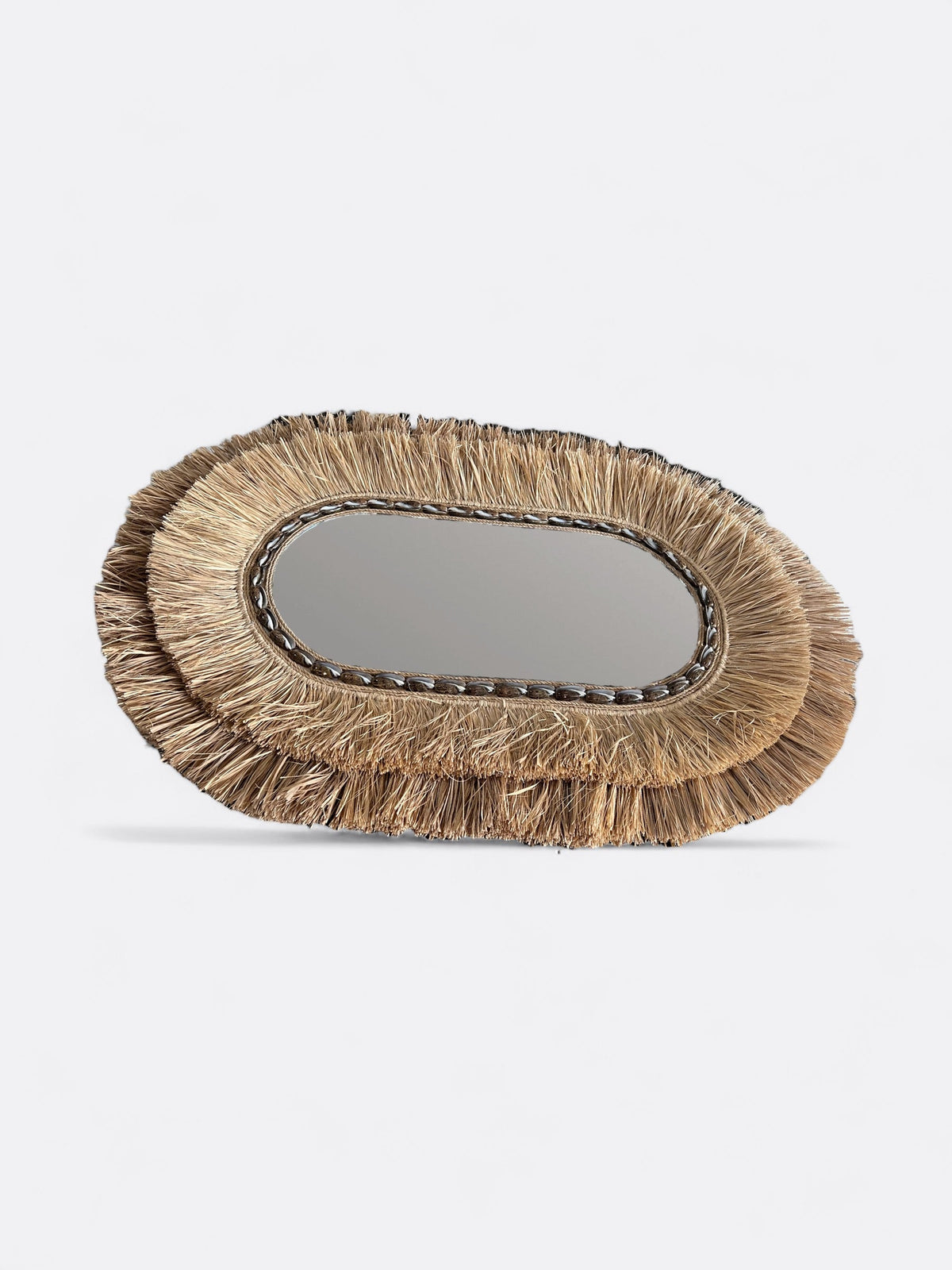 Texture organique et naturelle du miroir ovale Dayut : raphia tressé main et coquillages