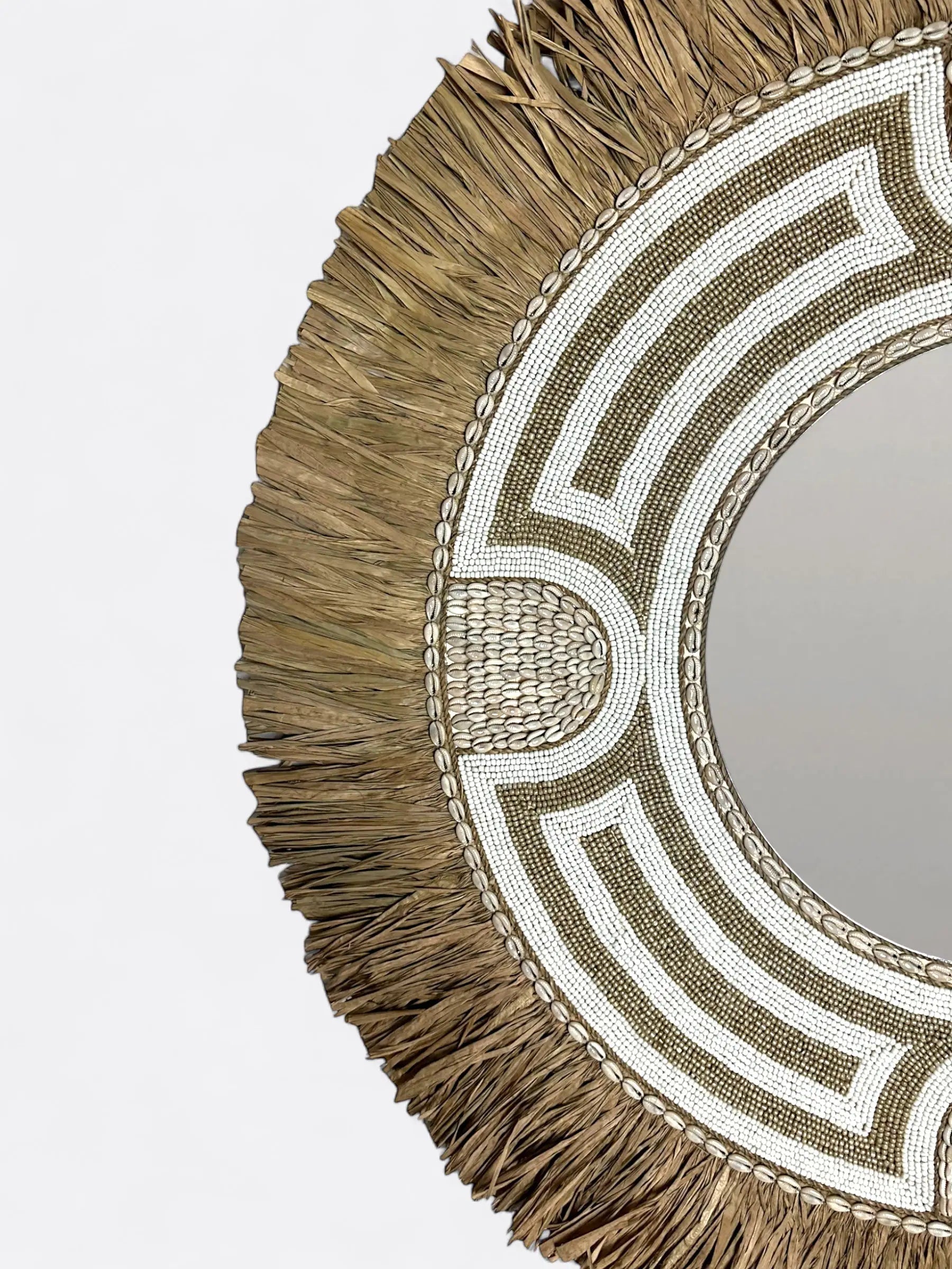 Gros plan sur les perles blanches artisanales du miroir Grace - Travail de tressage fait main à Bali