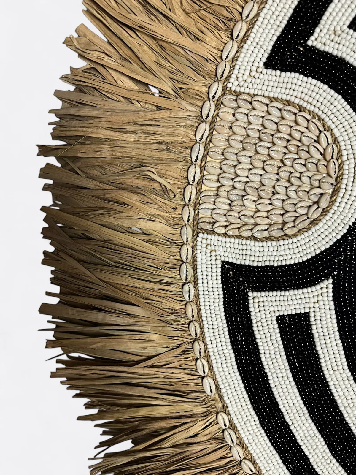Miroir rond artisanal en coquillages et perles – Grâce noir