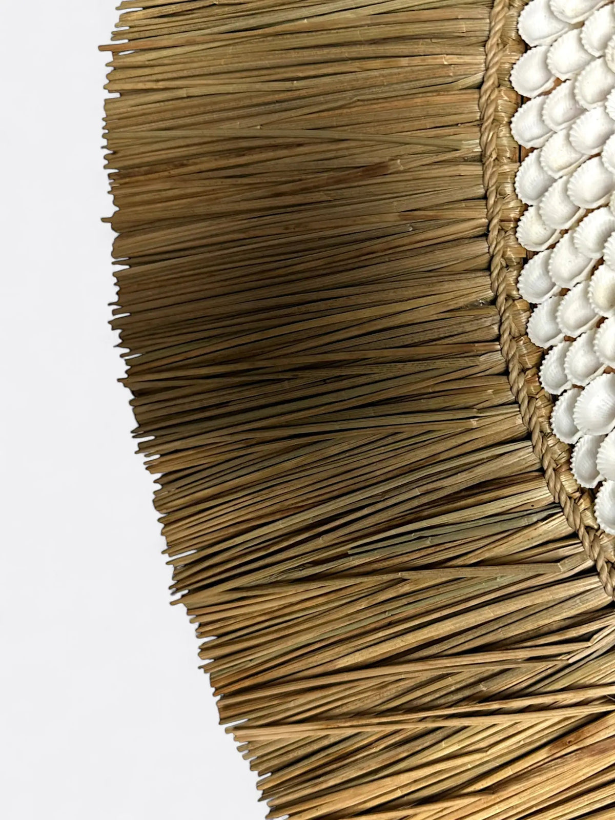 Détail des finitions artisanales et de la disposition des coquillages sur le miroir Minutty