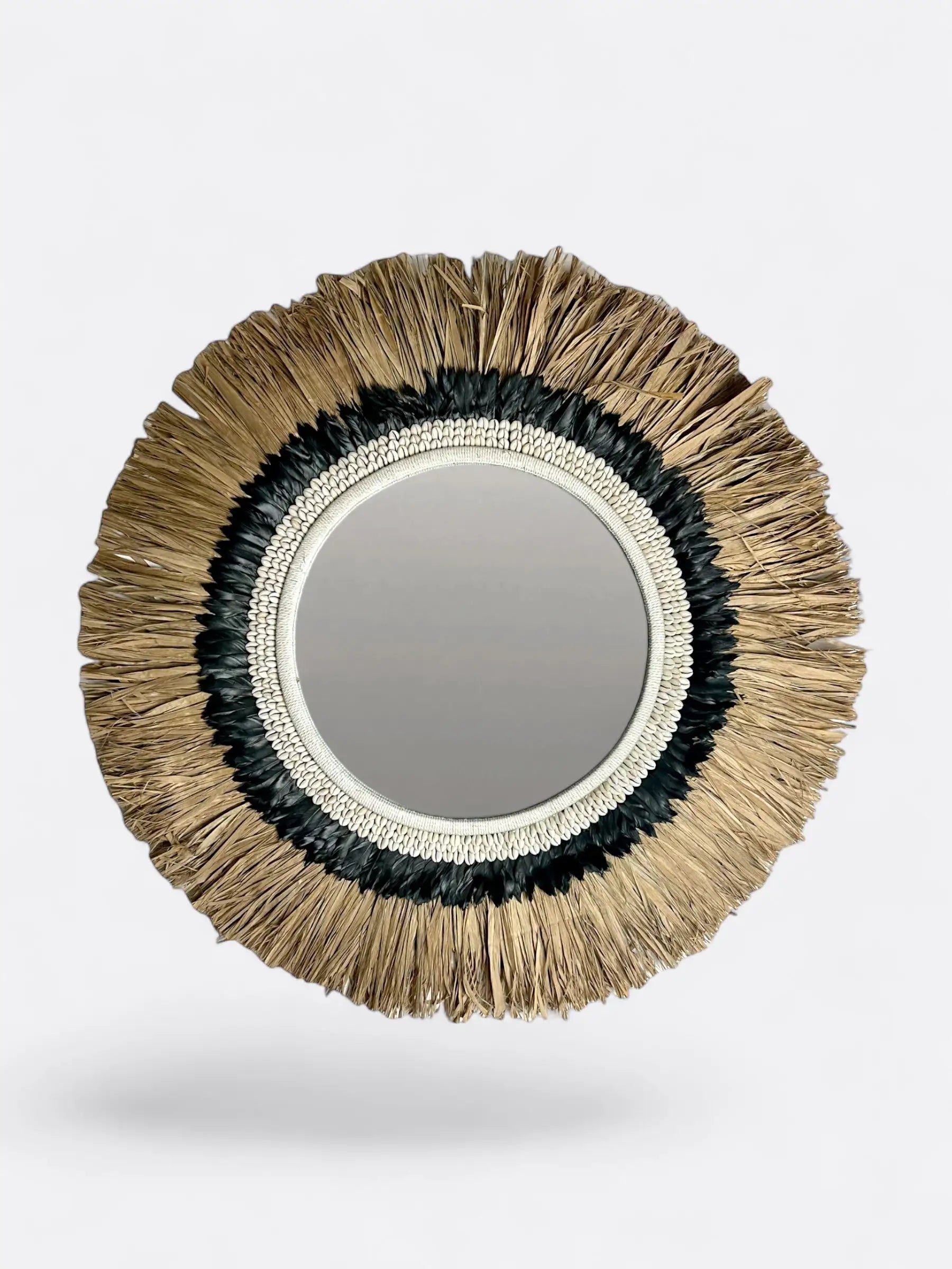 Miroir rond artisanal en raphia avec plume noire et coquillages de Bali