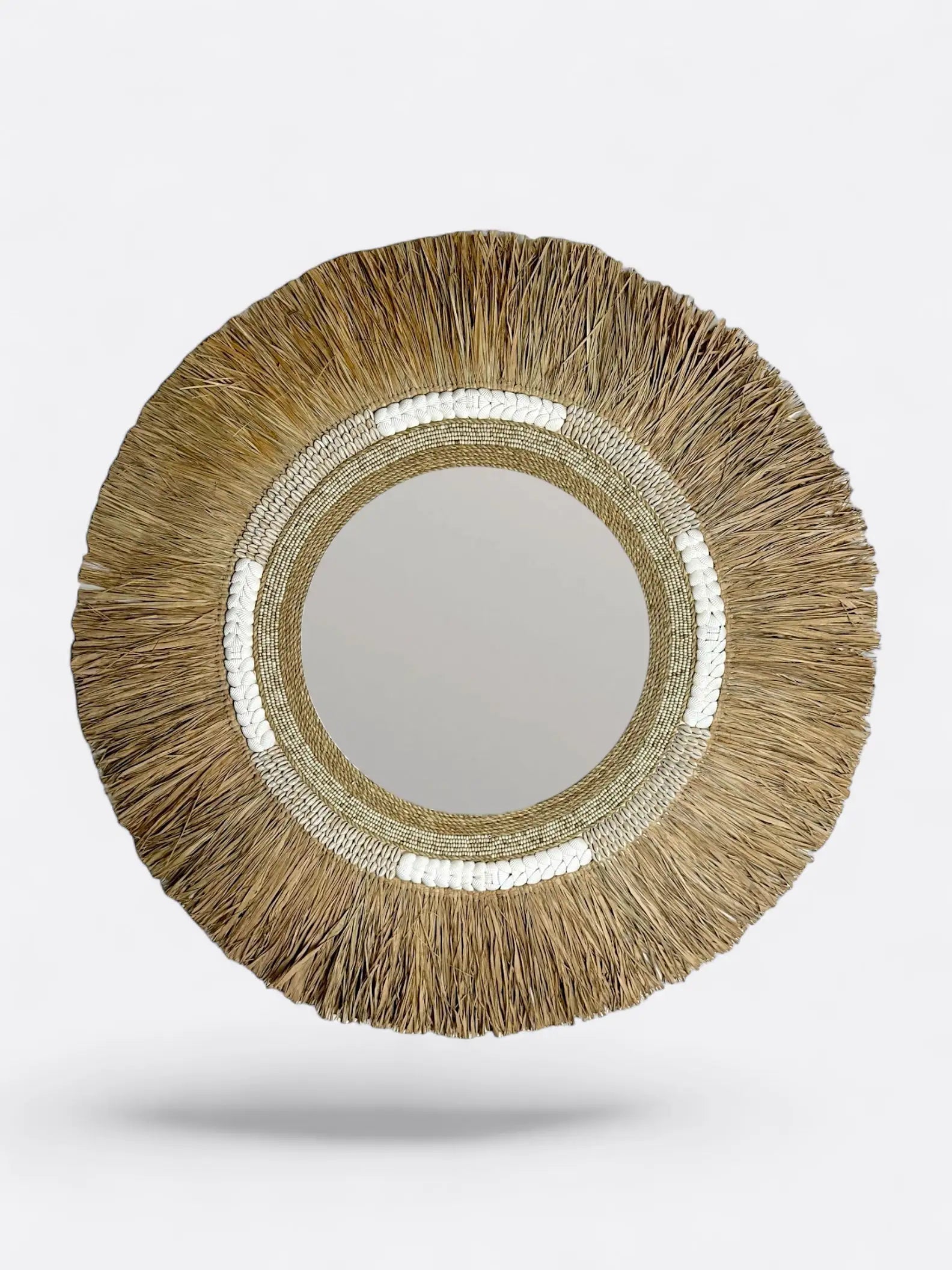 Miroir rond artisanal balinais en raphia avec coquillages et perles brodées pour décoration intérieure