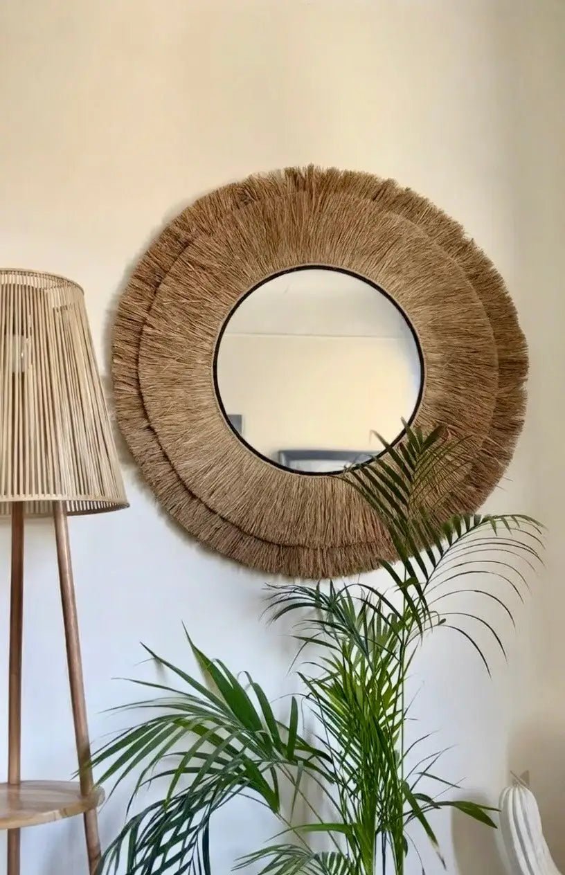 Miroir rond artisanal balinais en raphia naturel pour décoration intérieure