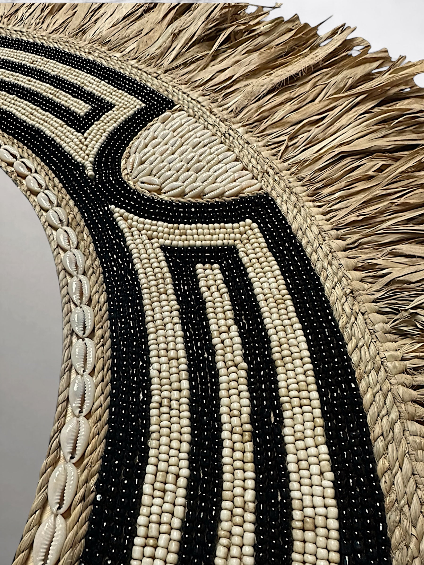 Miroir mural artisanal en raphia avec perles décoratives