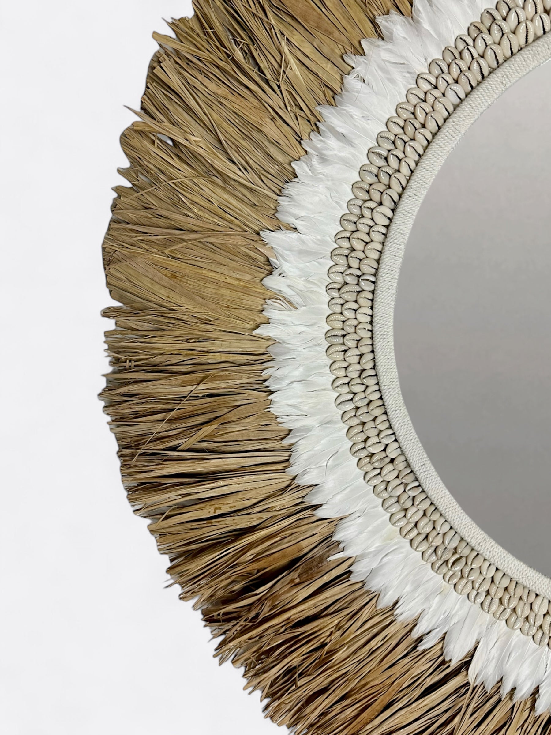 Miroir mural balinais fait main à Bali en plumes et raphia blanc pour décoration intérieure élégante