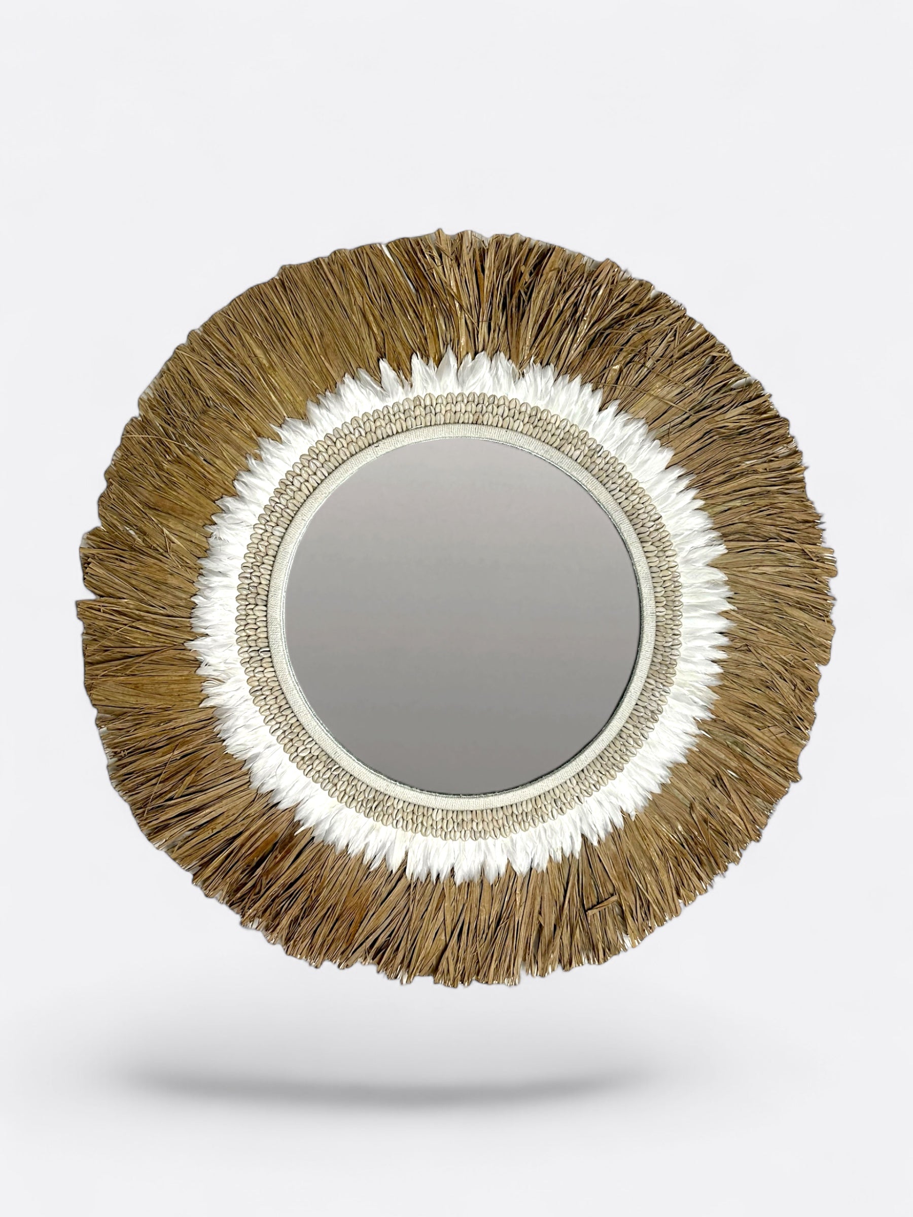 Miroir rond artisanal balinais en plumes blanches, coquillages blancs et raphia pour décoration intérieure