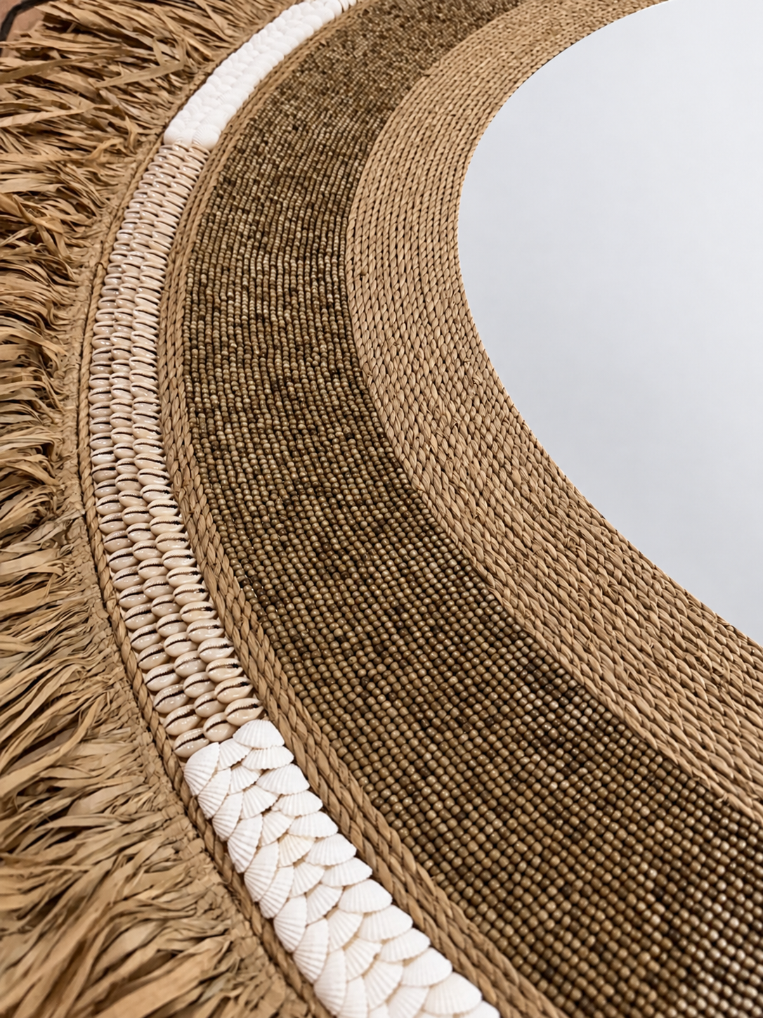 Grand miroir rond XXL artisanal en raphia, perles et coquillages – Natural XXL