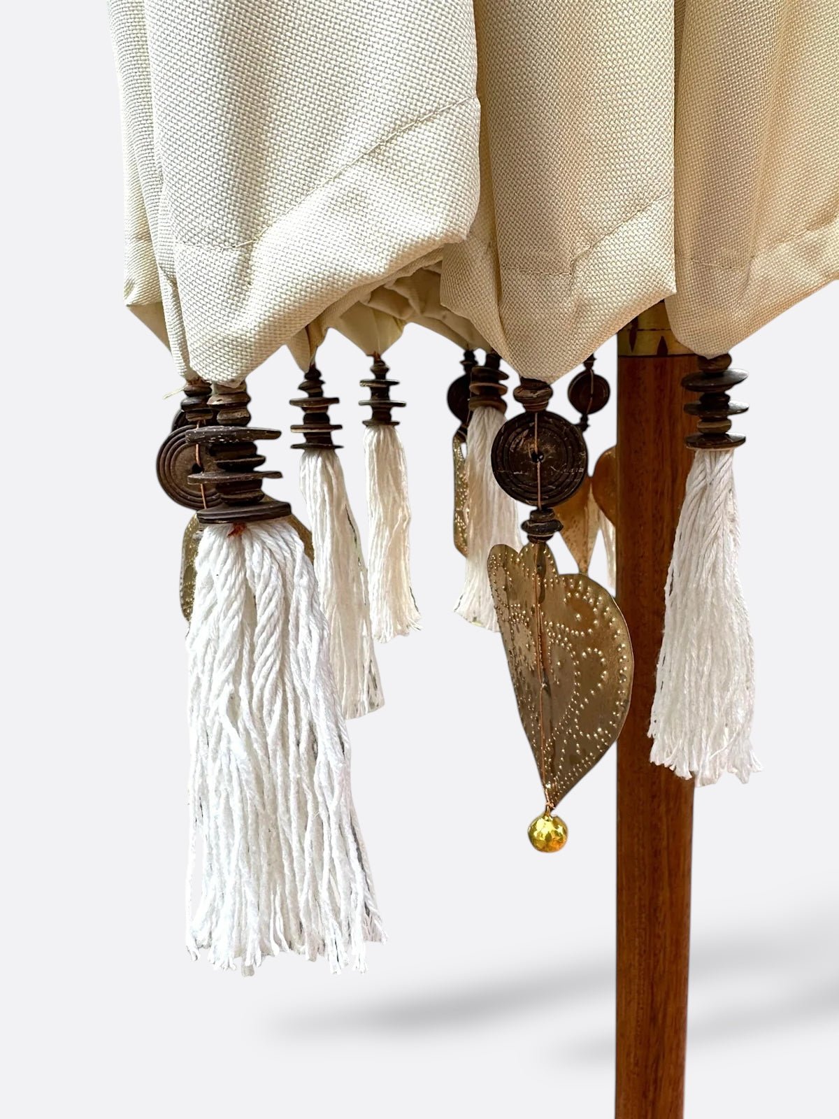 Parasol Matahari écru - détail des breloques en fer