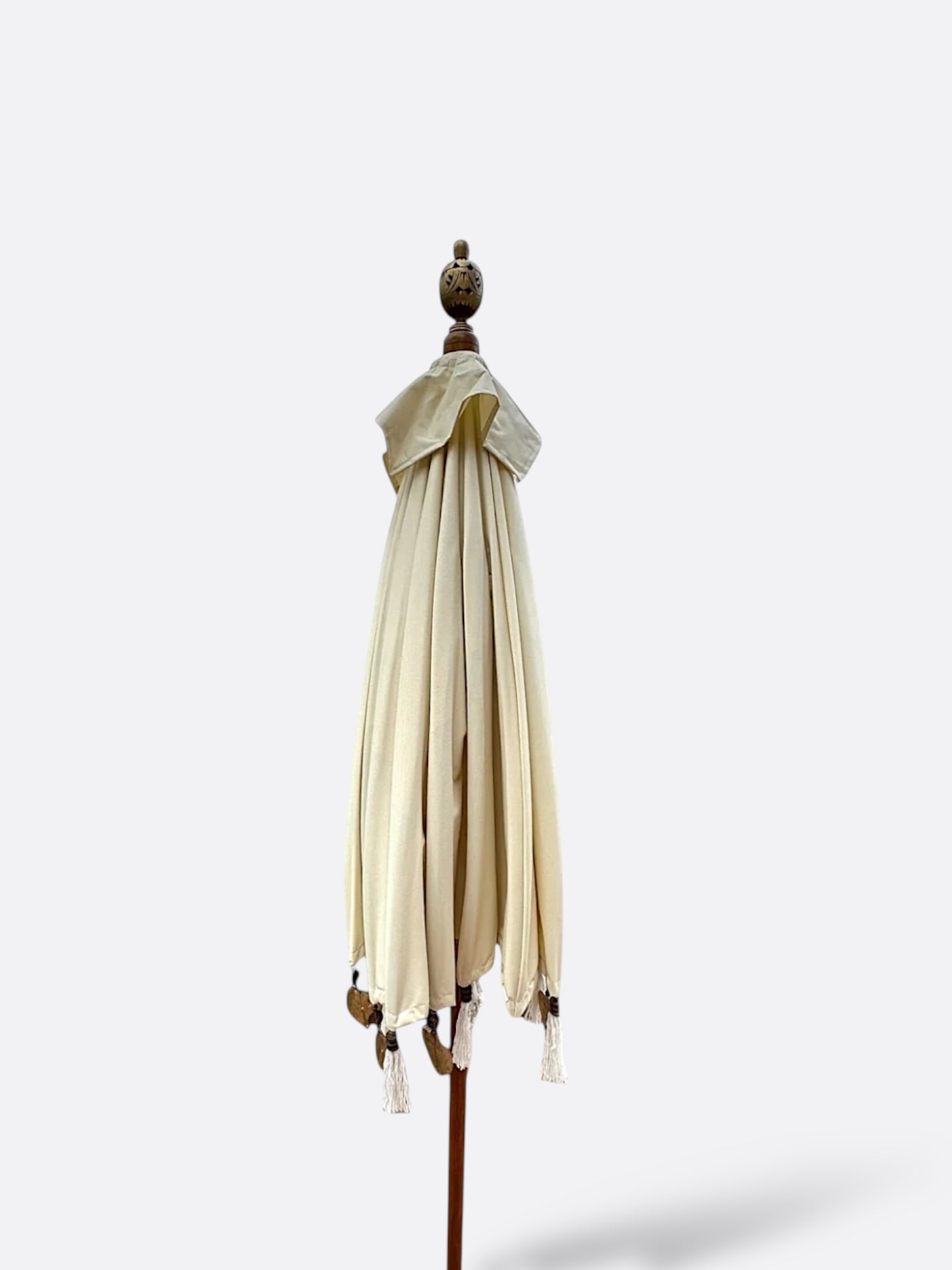 Parasol Matahari écru en coton imperméable et tige en teck artisanal de Bali