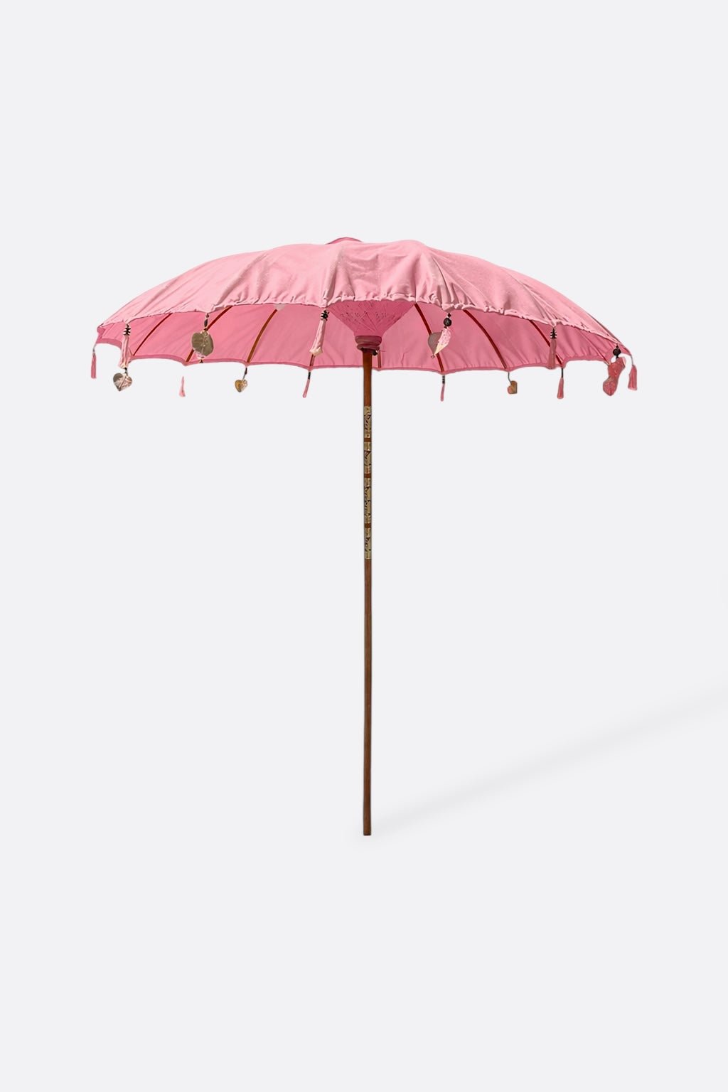 Parasol Matahari rose en coton et teck - vue d'ensemble sur une terrasse