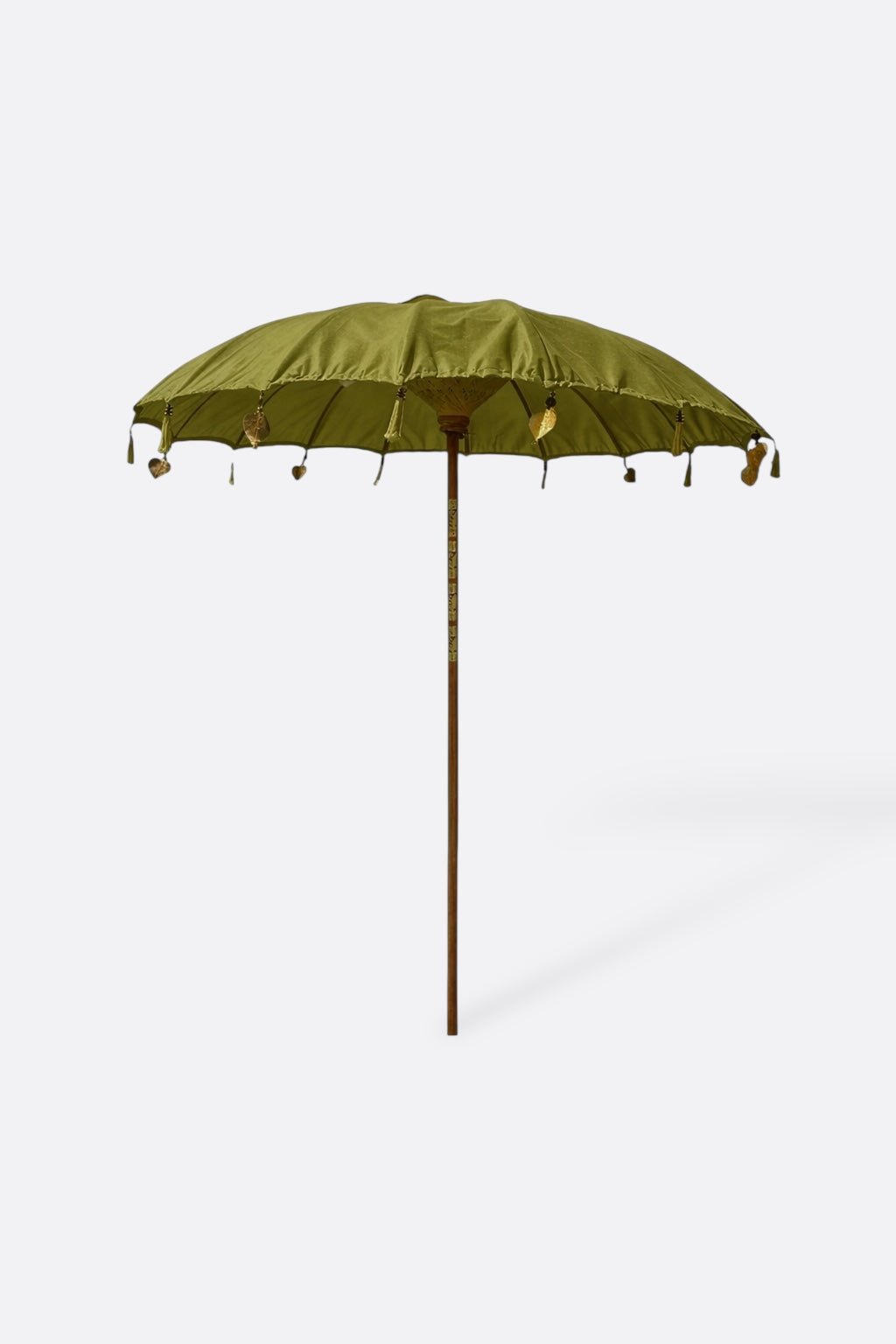 Parasol Matahari vert en coton et teck - vue d'ensemble sur une terrasse