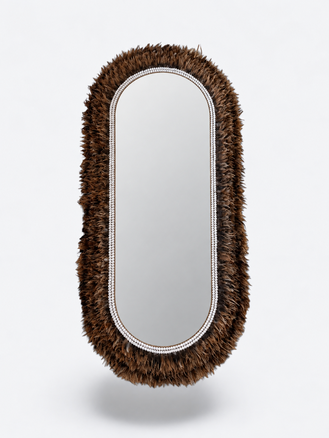 Grand miroir XXL ovale artisanal en plumes et coquillages – Peniah