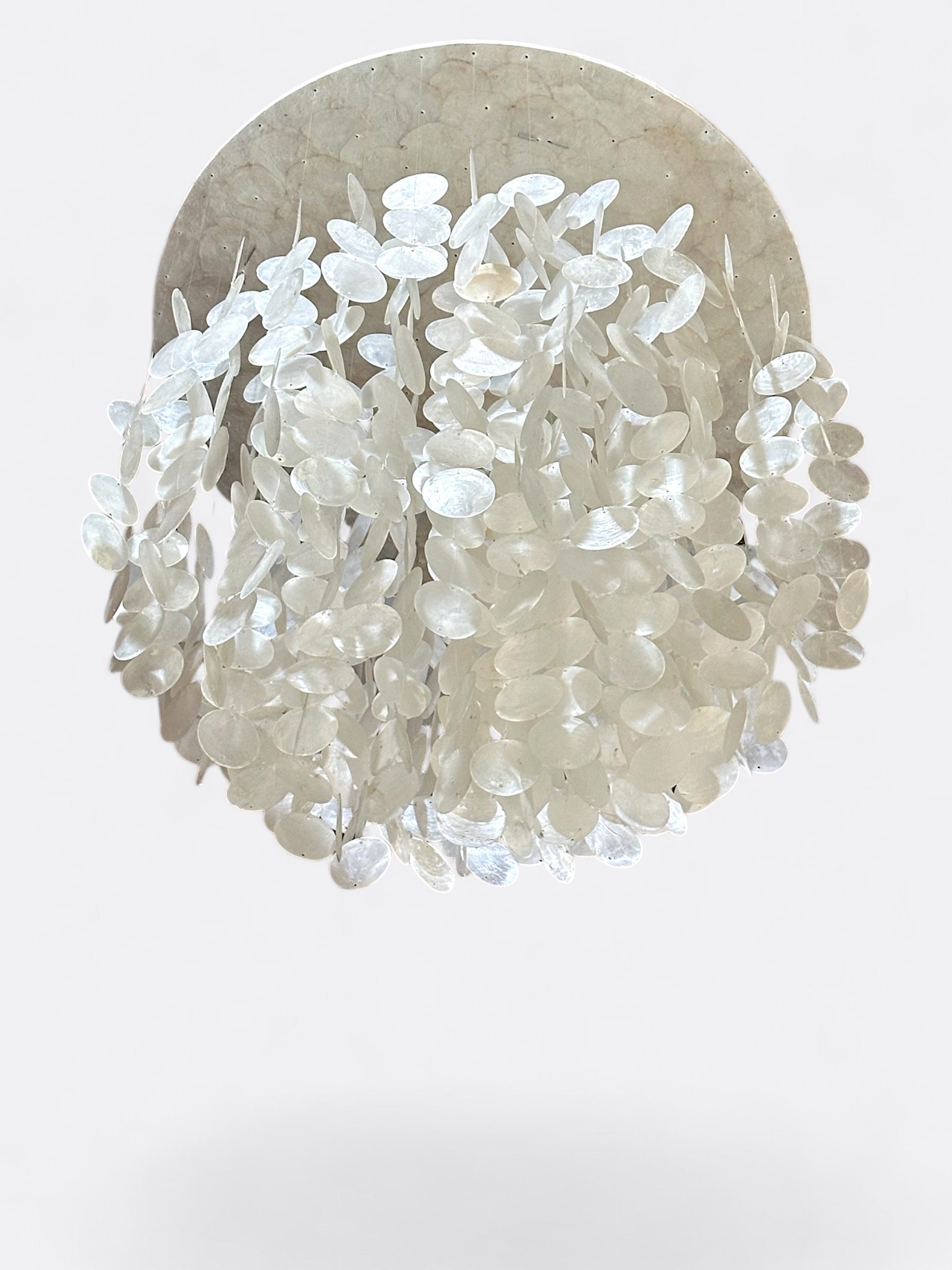Détail de la nacre naturelle du petit lustre Imut