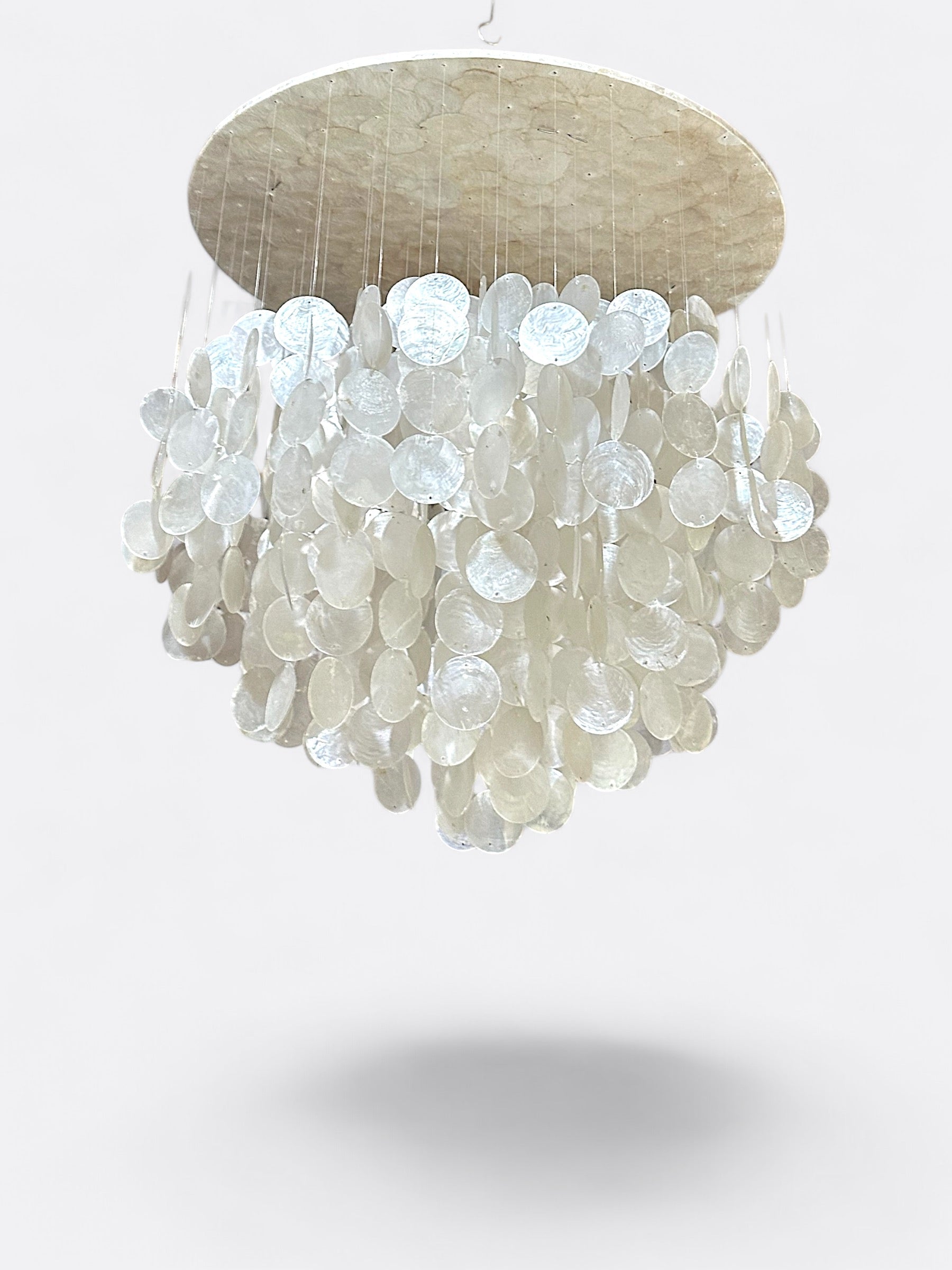 Petit lustre artisanal balinais en nacre fait main. Décoration intérieure
