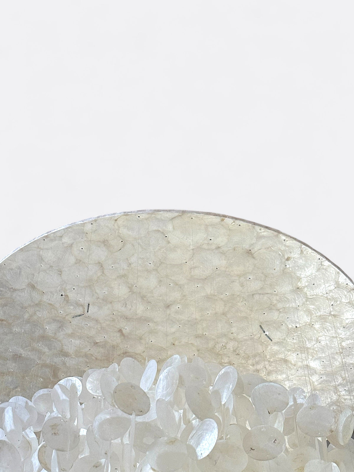 Vue rapprochée des plaques de nacre du lustre Imut